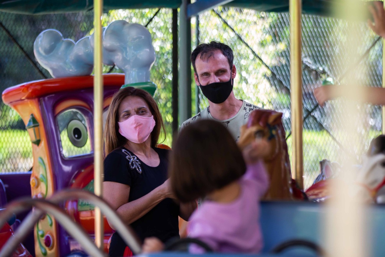 Adopción en tiempos de coronavirus: actuaron y cantaron online para vincularse con su futura hija