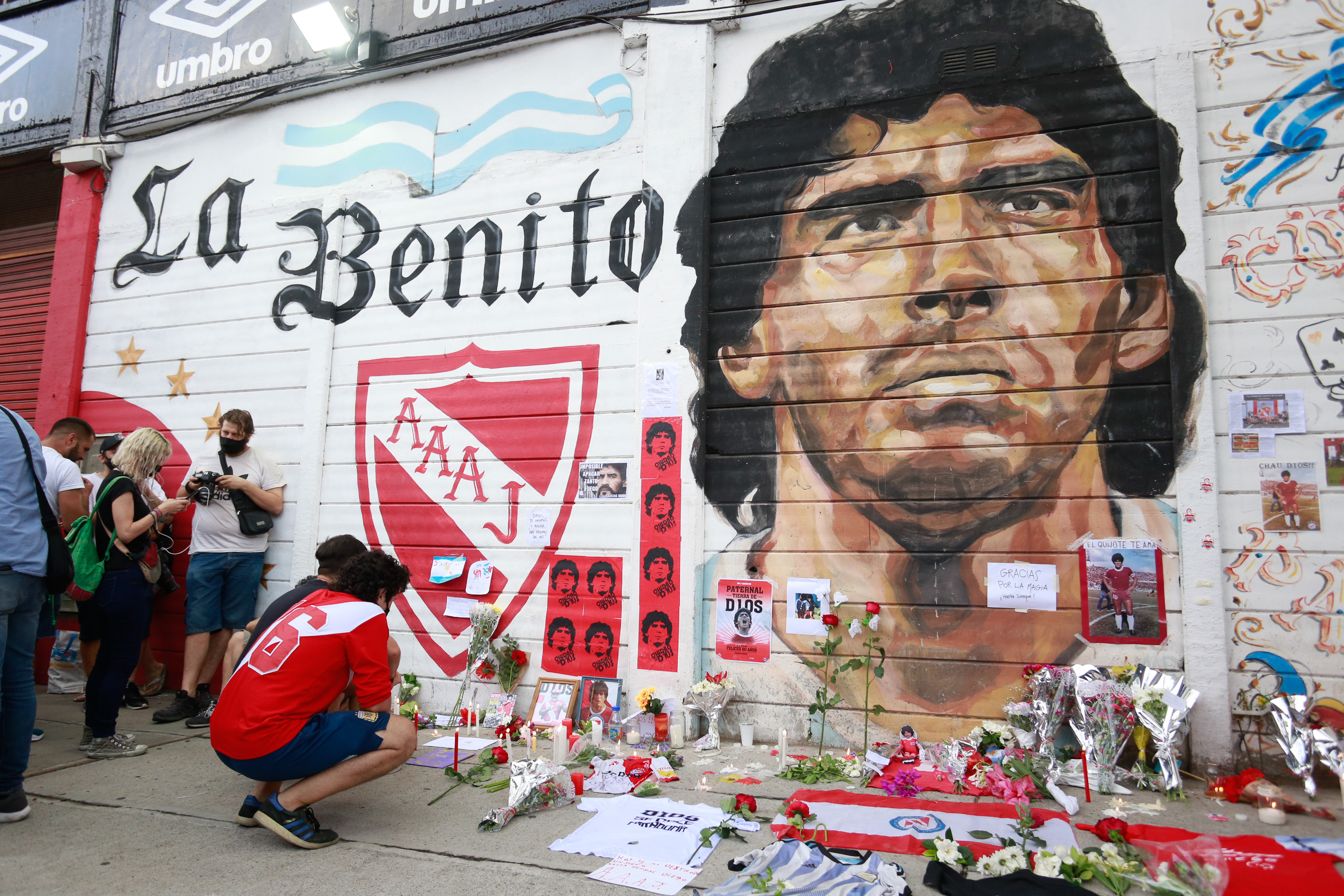 Murales concientizadores y homenajes a ídolos en las paredes de la Ciudad