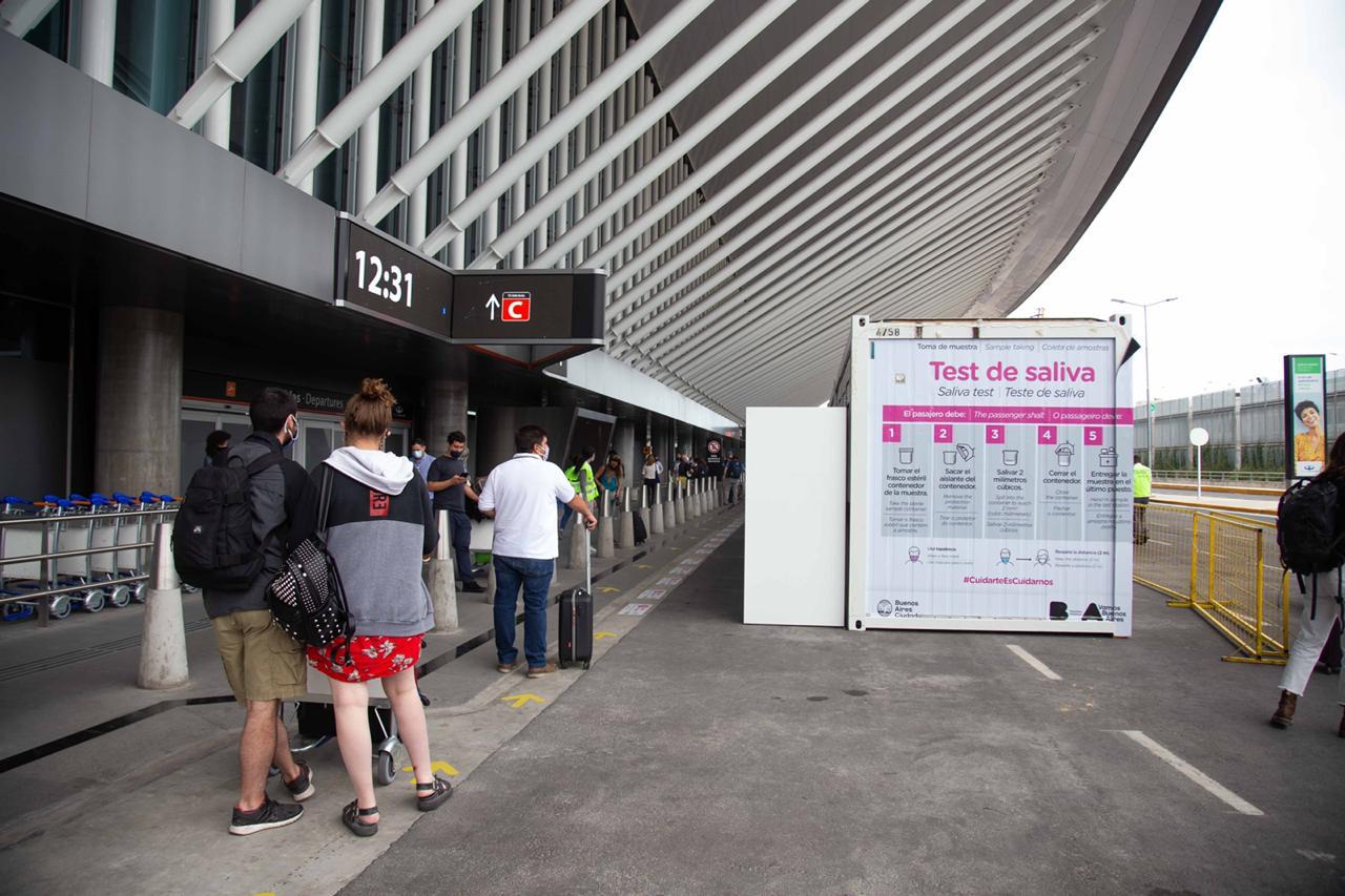 La Ciudad testeó a más de 500 personas en el aeropuerto de Ezeiza en el primer día del operativo