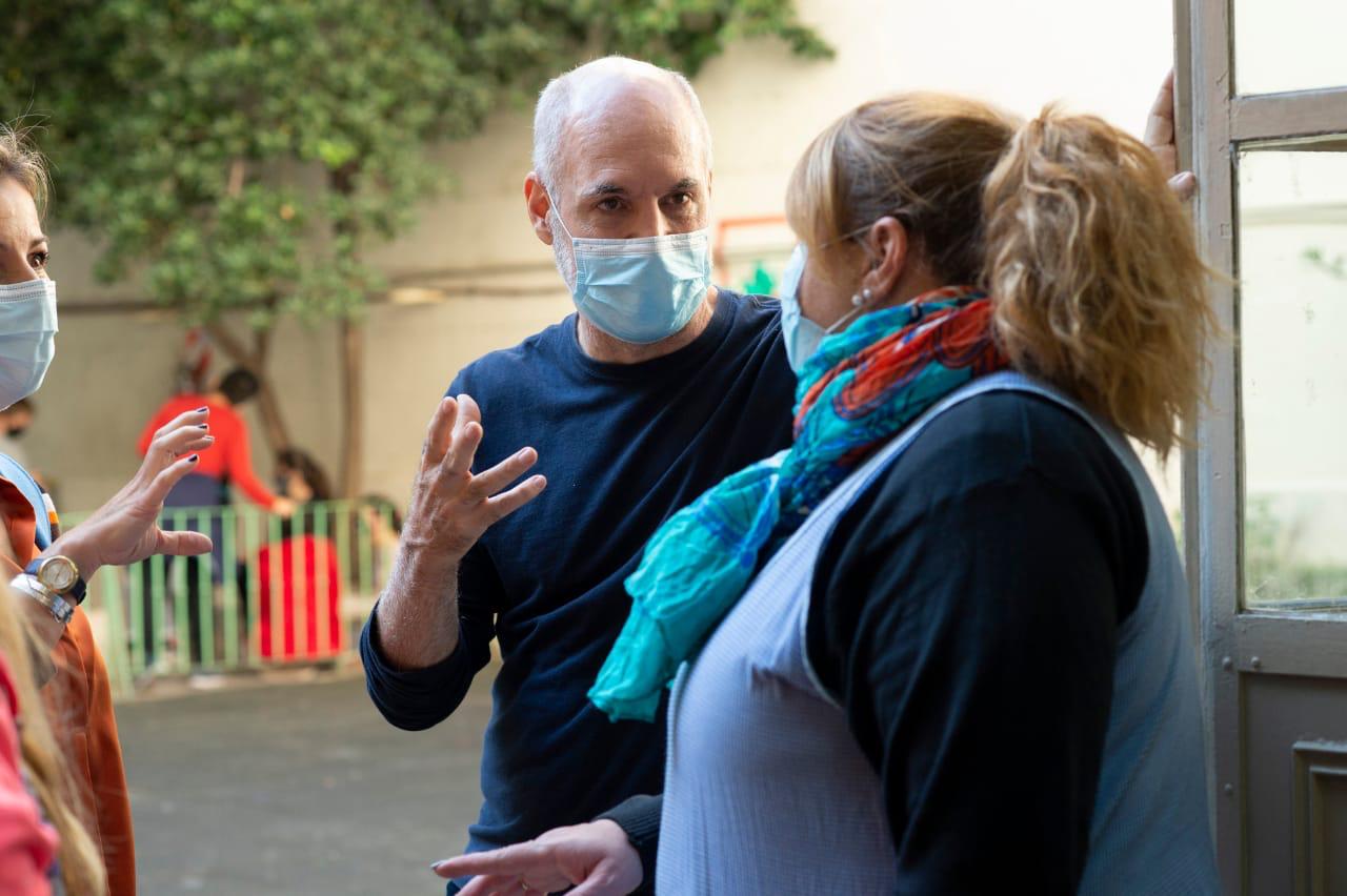 Rodríguez Larreta y Acuña visitaron una escuela primaria para ver el funcionamiento de los protocolos