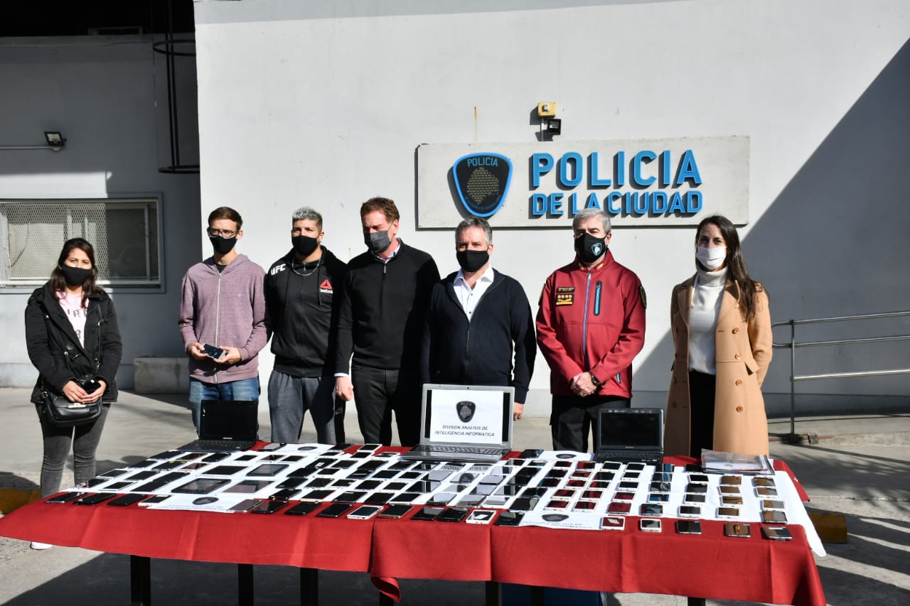 Segundo acto de devolución de celulares luego de importantes allanamientos en Balvanera y Liniers