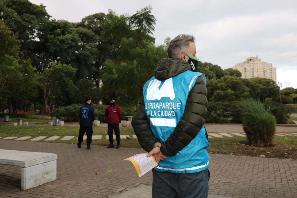 El Gobierno porteño, en la calle: realizan tareas de concientización y prevención en parques y plazas