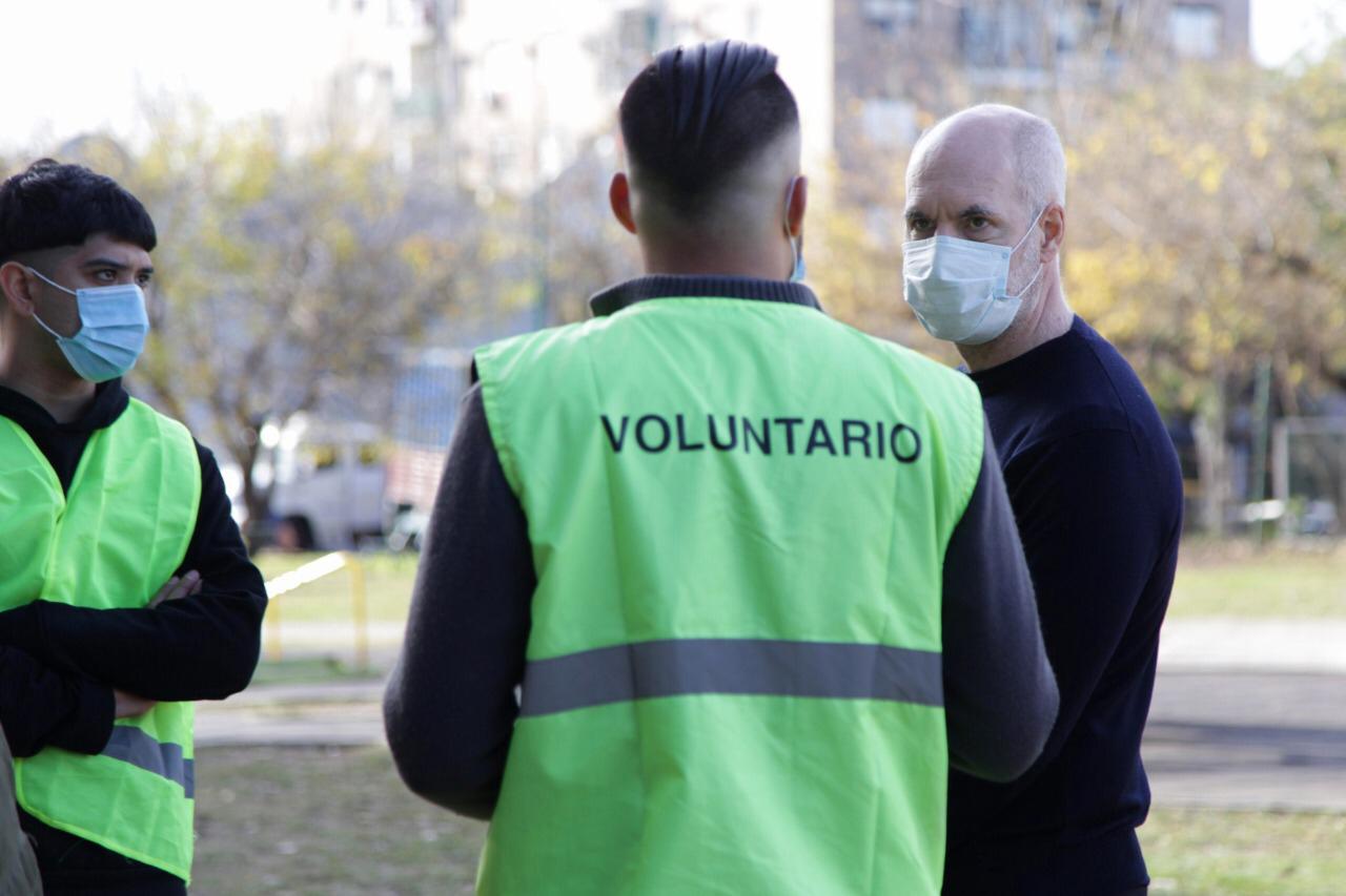 Rodríguez Larreta visitó la Plaza Vuelta de Obligado y dialogó con voluntarios