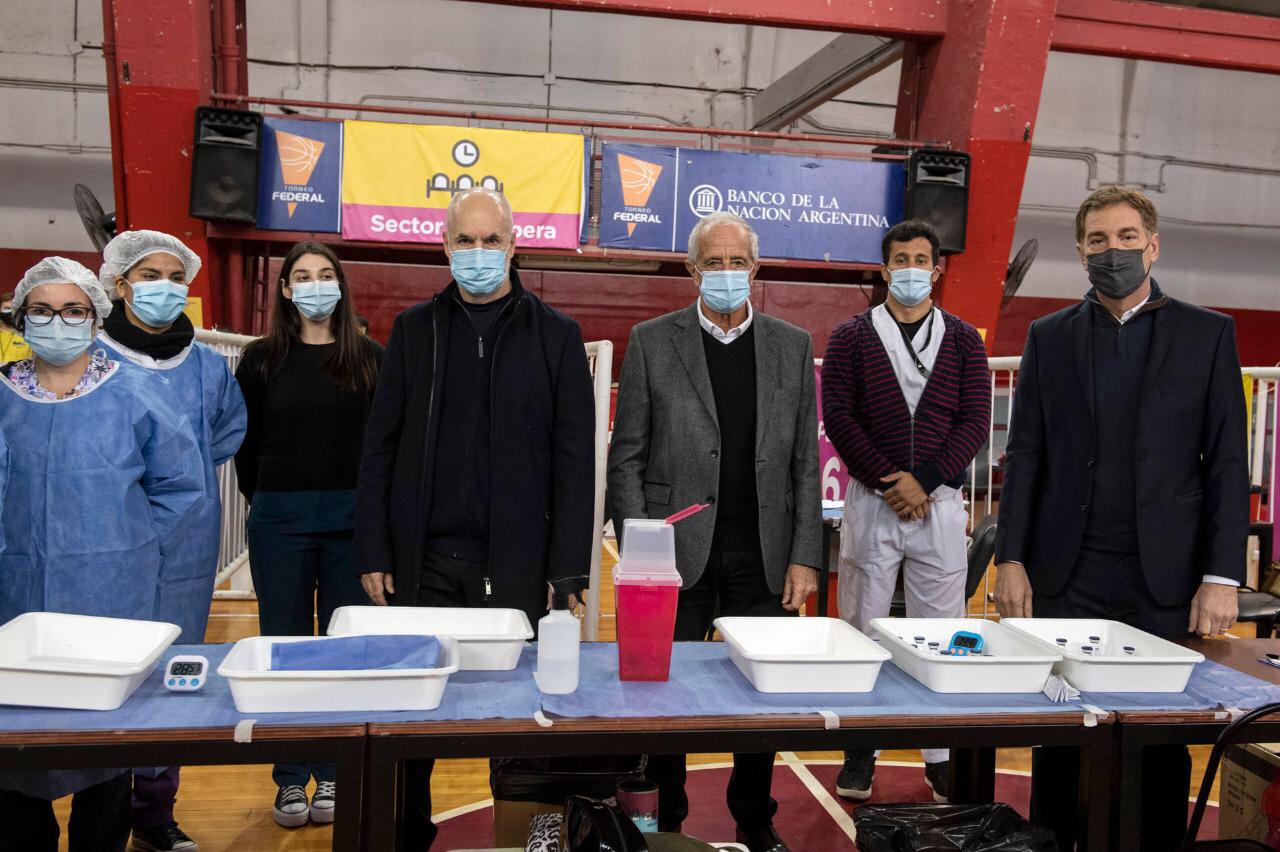 Rodríguez Larreta y Santilli recorrieron el vacunatorio de River Plate