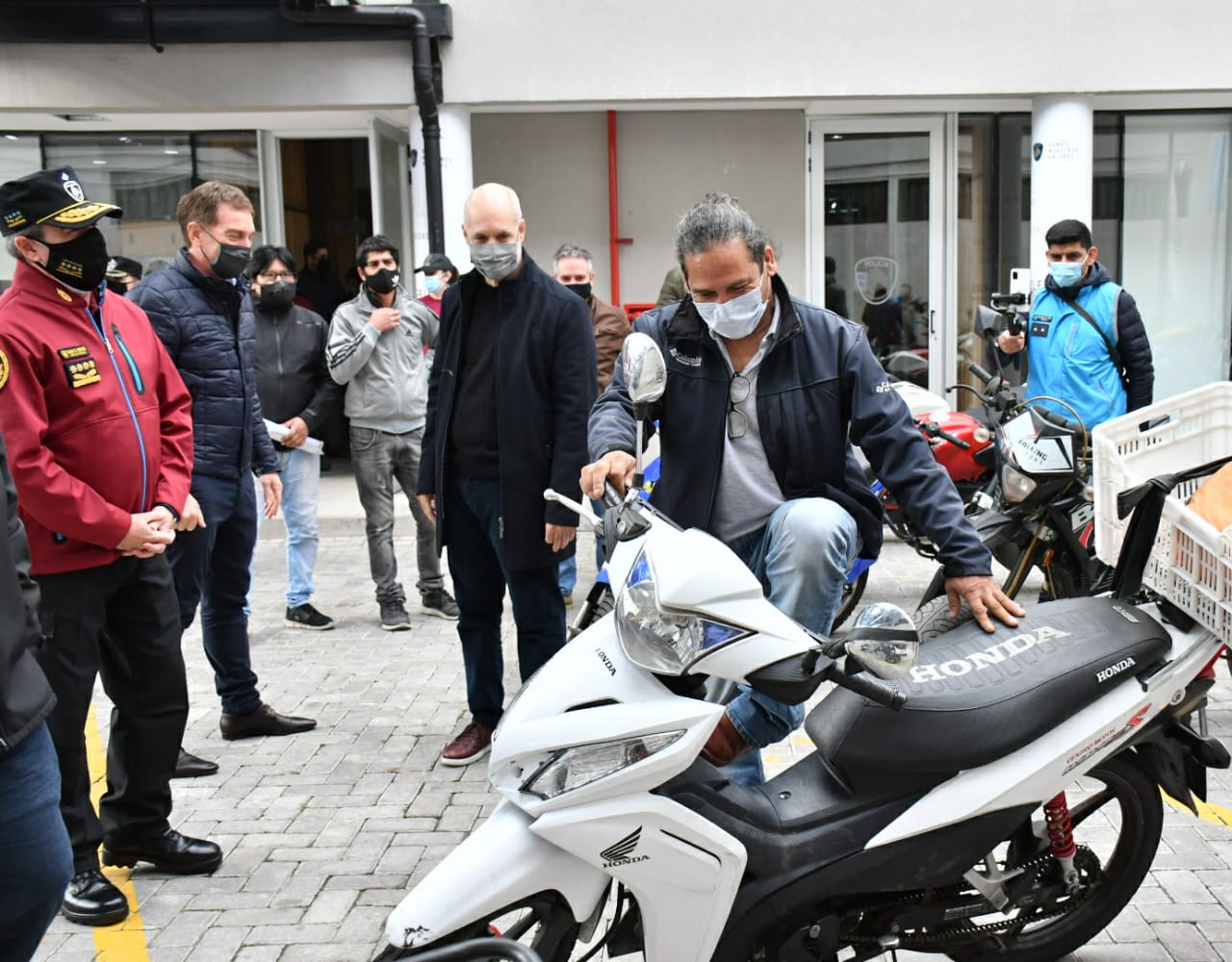 Rodríguez Larreta y Santilli entregaron motos recuperadas por la Policía de la Ciudad