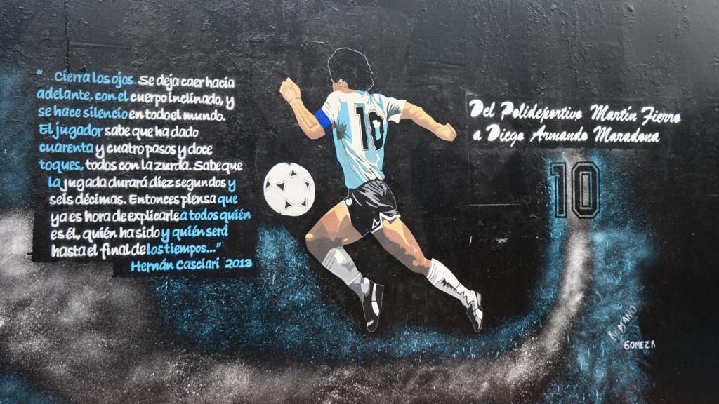 Mural en homenaje a Diego Maradona en el Polideportivo Martín Fierro