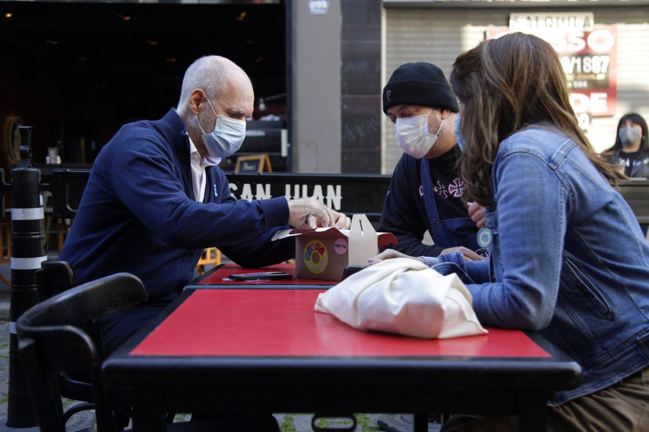 Rodríguez Larreta visitó el Café San Juan y probó el tradicional locro por el 9 de Julio