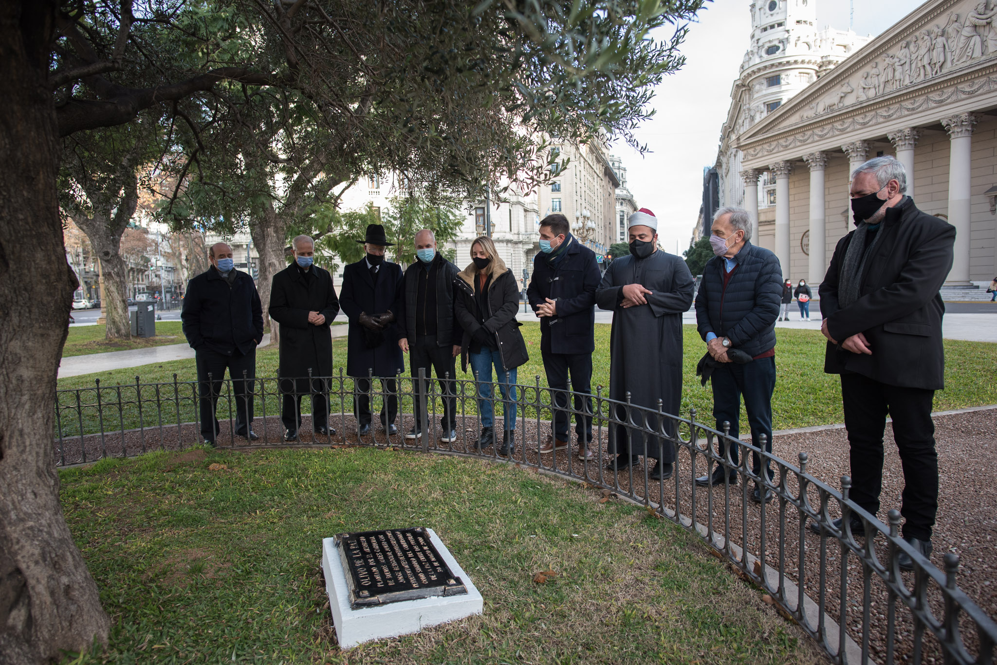 La Ciudad repuso la placa “Olivo de la Paz”, en la Plaza de Mayo, junto al “Olivo del Papa Francisco”