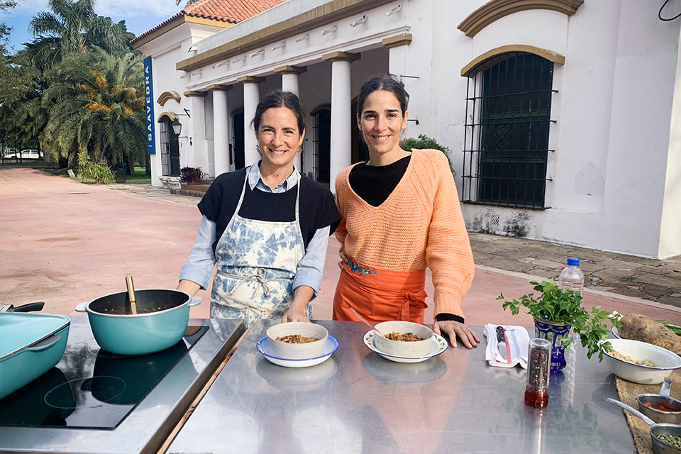 Aprendé a cocinar un riquísimo guiso de lentejas con Juliana López May y Juana Viale