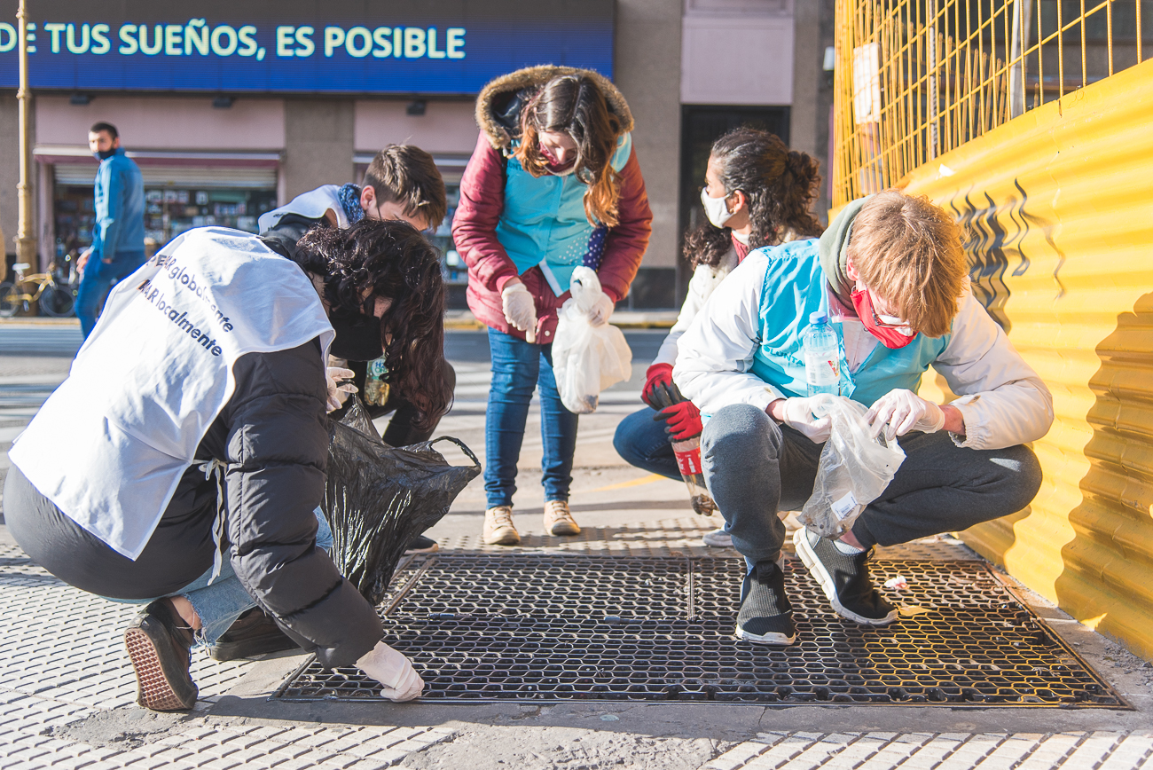 Colillas de cigarrillo: concientizaron sobre el mal hábito de tirarlas en la vía pública