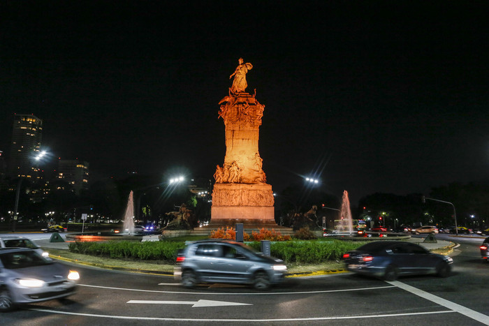 El Gobierno porteño ilumina monumentos por días nacionales de países y por prevención