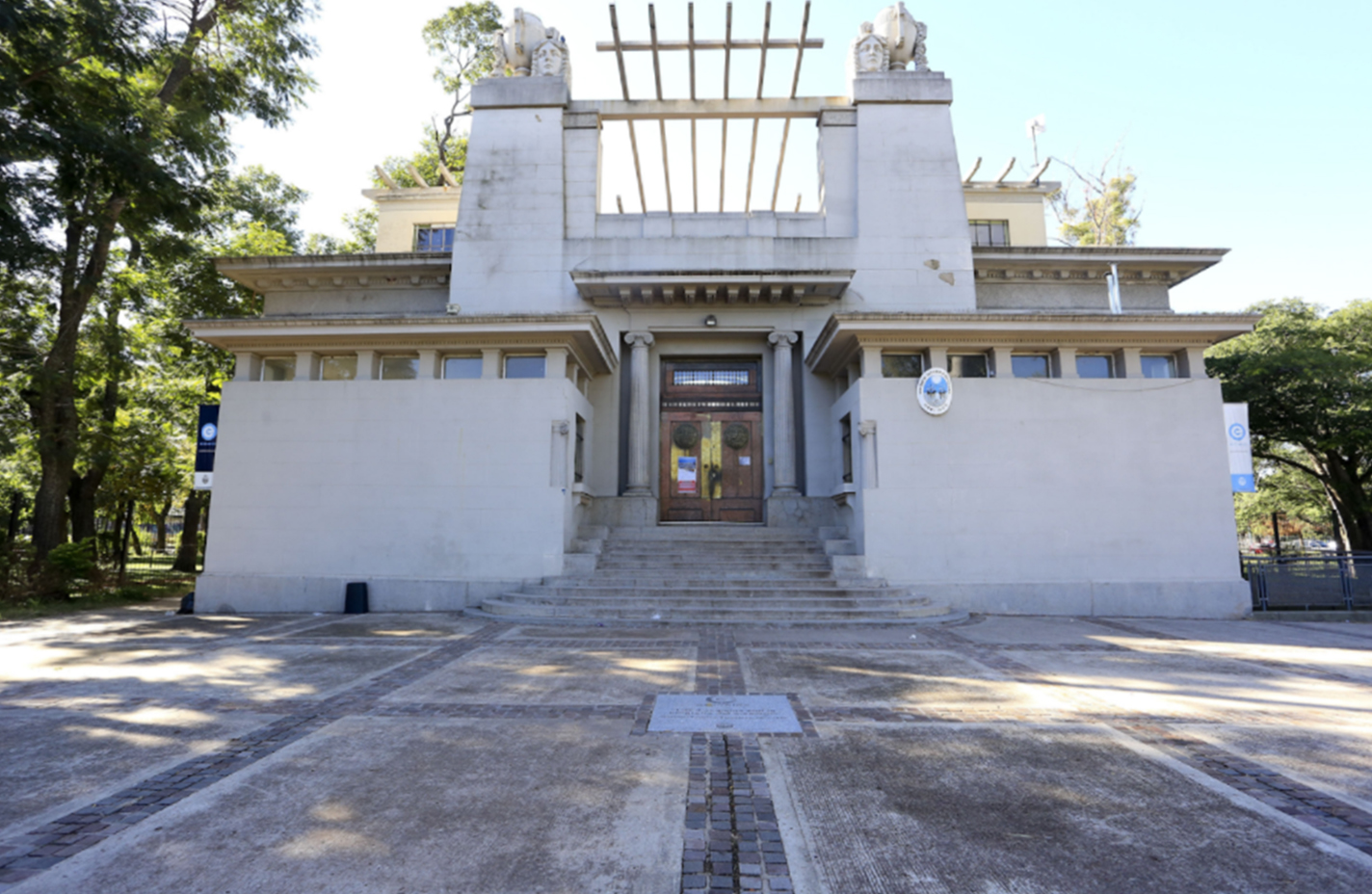La Escuela Media N.° 2 conserva el patrimonio arquitectónico del ex natatorio de Parque Avellaneda
