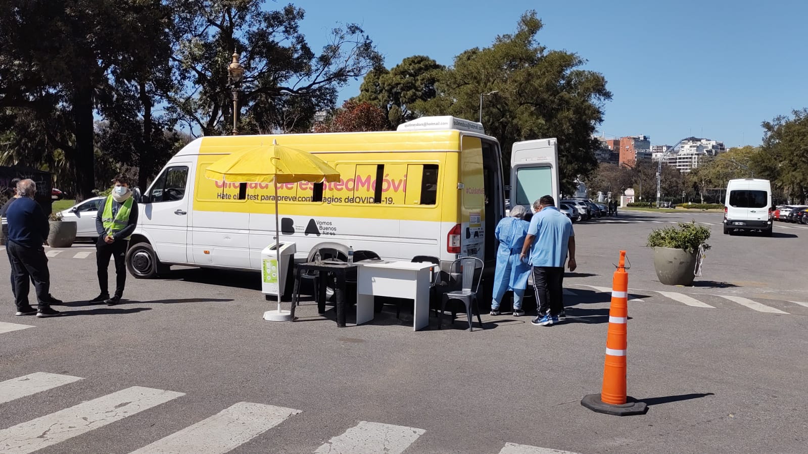 Comenzaron a funcionar las unidades móviles de testeos en parques y plazas de mayor concentración de personas