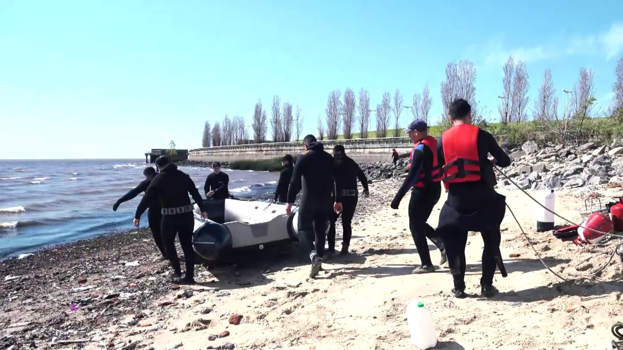 Ejercicios técnicos de entrenamiento acuático del Grupo Especial de Rescate