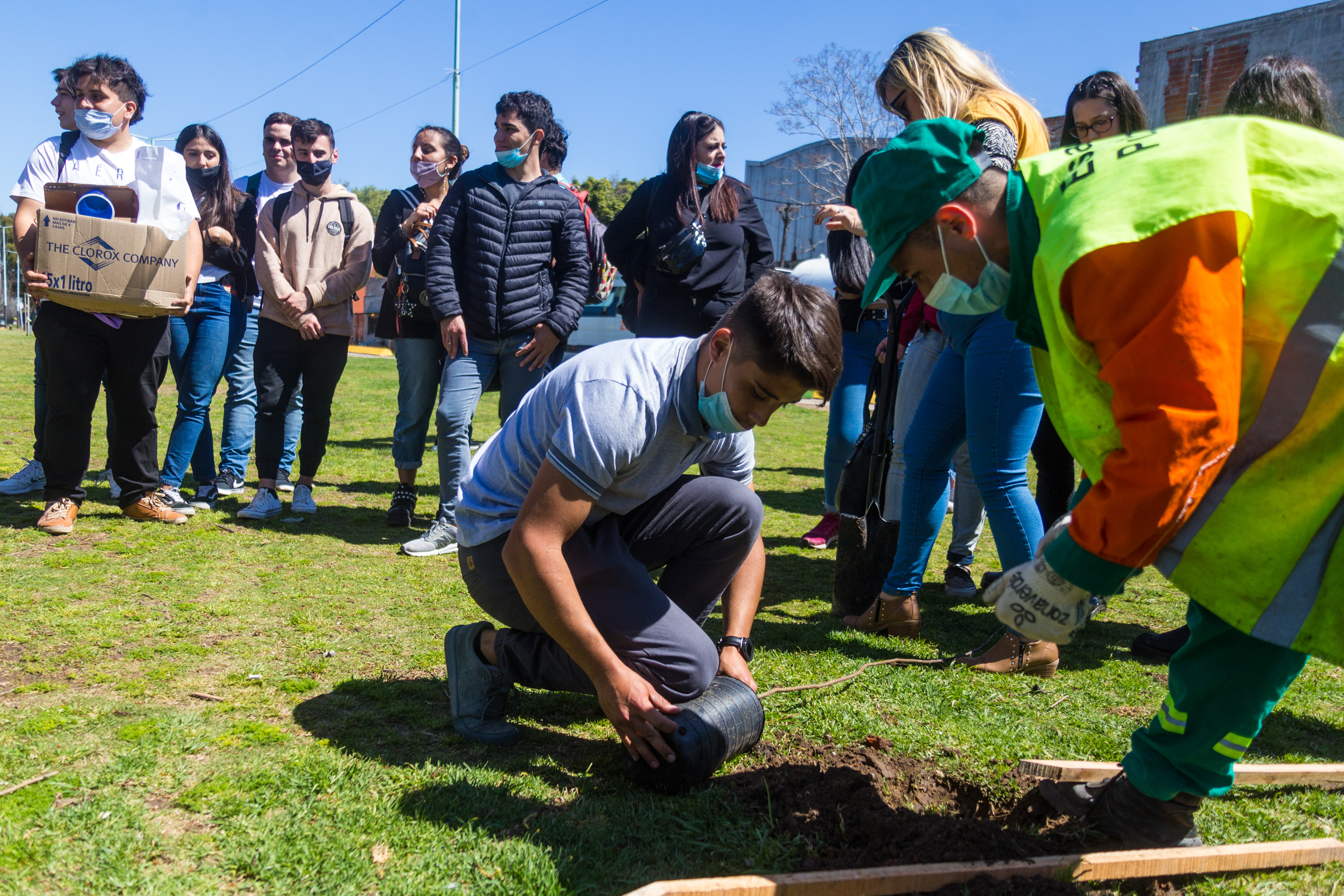 Estudiantes de la Universidad de Córdoba participaron de una jornada de plantación, limpieza y disertación en los bordes costeros del río