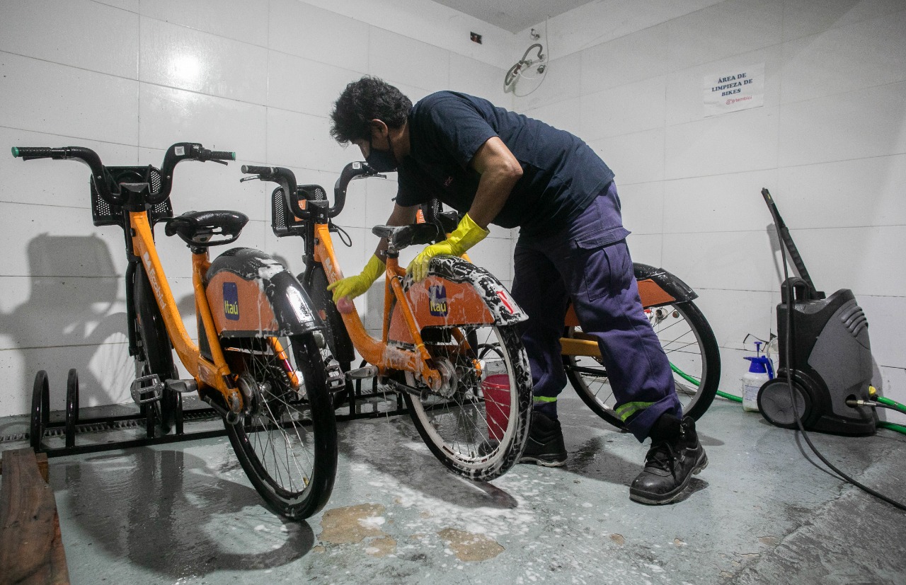 Cómo arreglan y acondicionan las bicicletas en el taller de la Ciudad