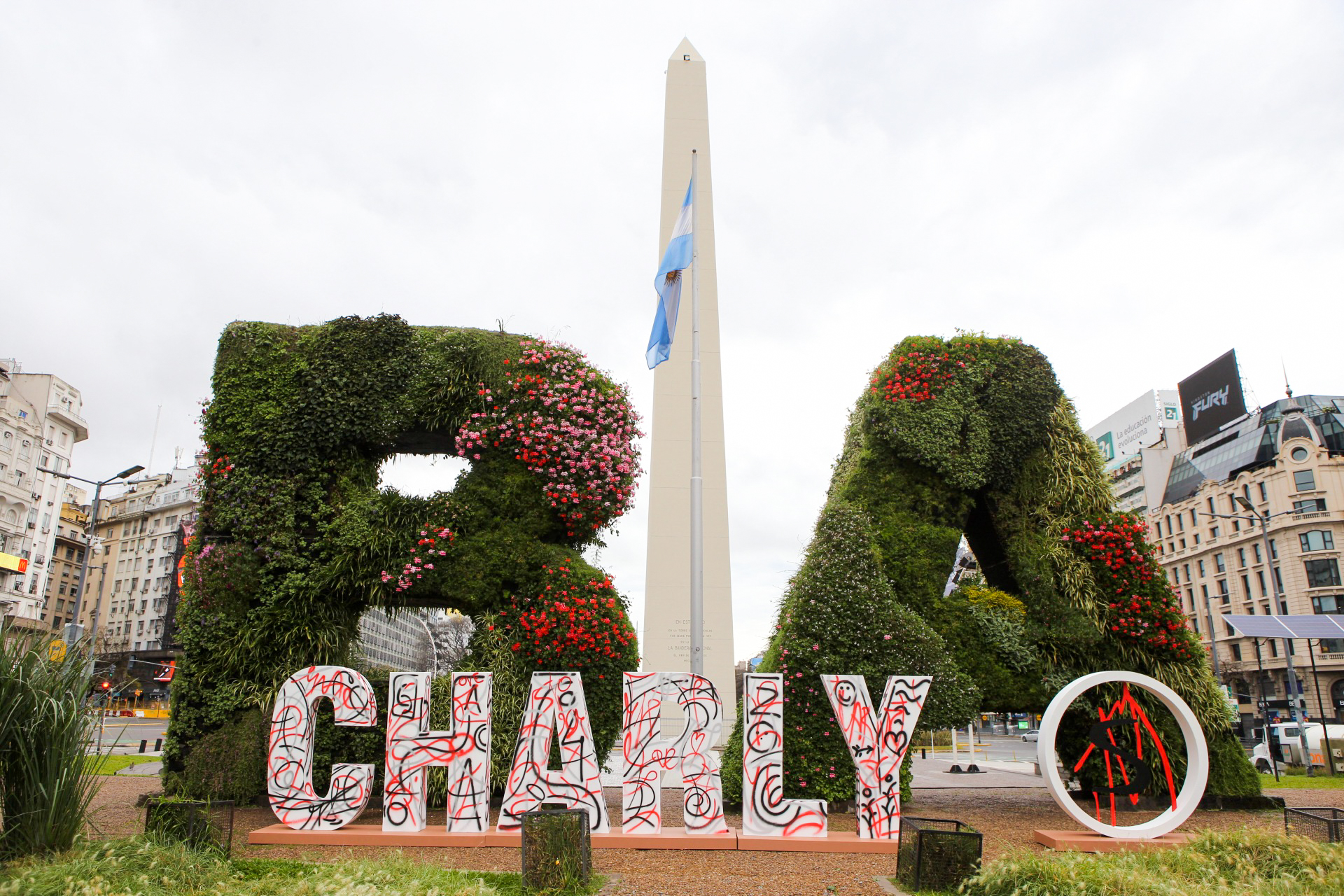 Charly García: la Ciudad iluminó e intervino el Obelisco por sus 70 años
