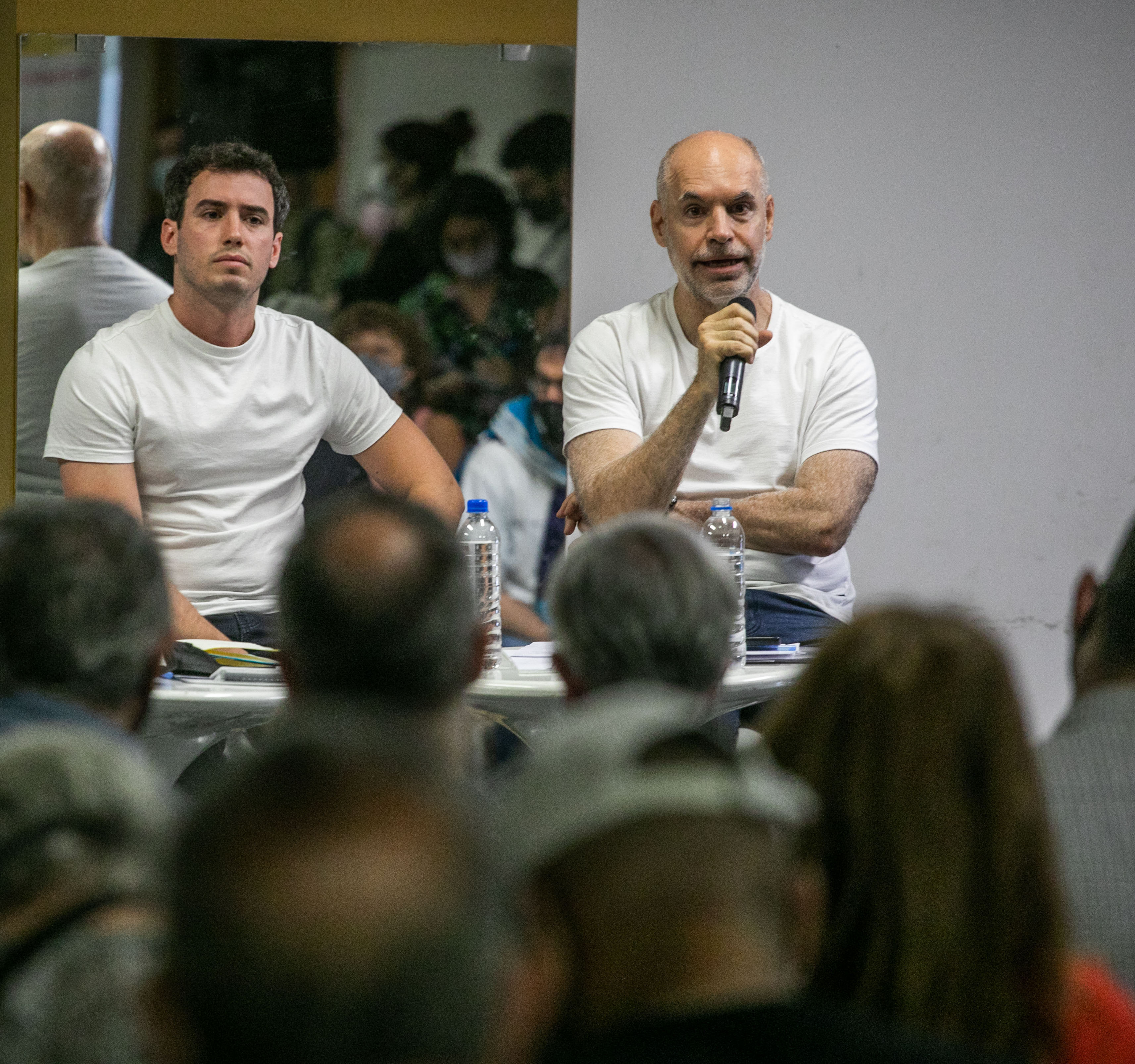 Reunión de vecinos y vecinas de Flores con Horacio