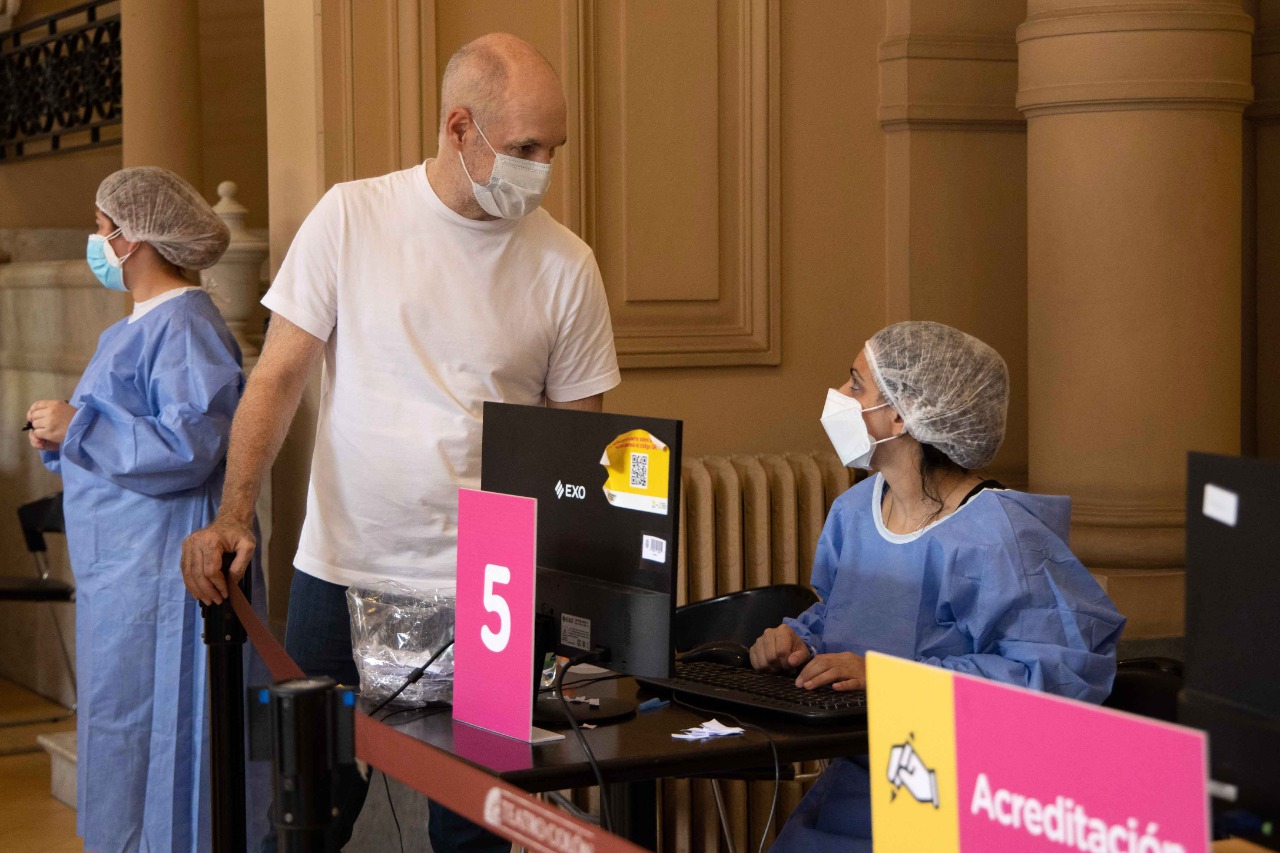 Rodríguez Larreta recorrió el vacunatorio del Centro Cultural Recoleta y el centro de testeo del Teatro Colón 