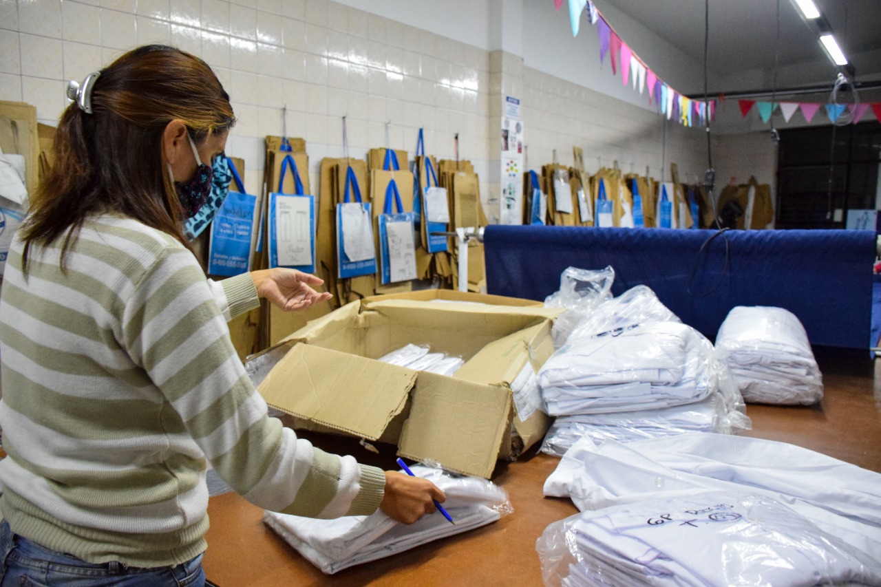 Vuelta a clases: el Gobierno porteño entregó guardapolvos escolares fabricados por emprendimientos de la economía popular
