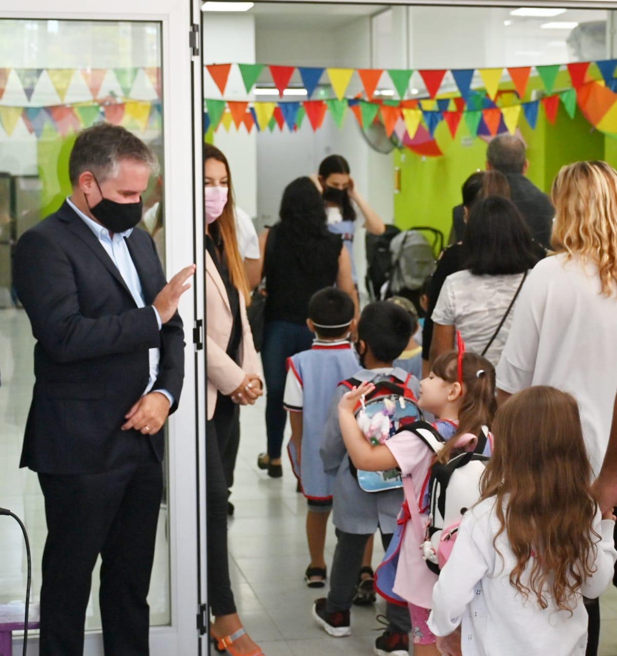 D’Alessandro en la vuelta a clases: “Los chicos en las escuelas, educándose, y nosotros afuera, cuidándolos”
