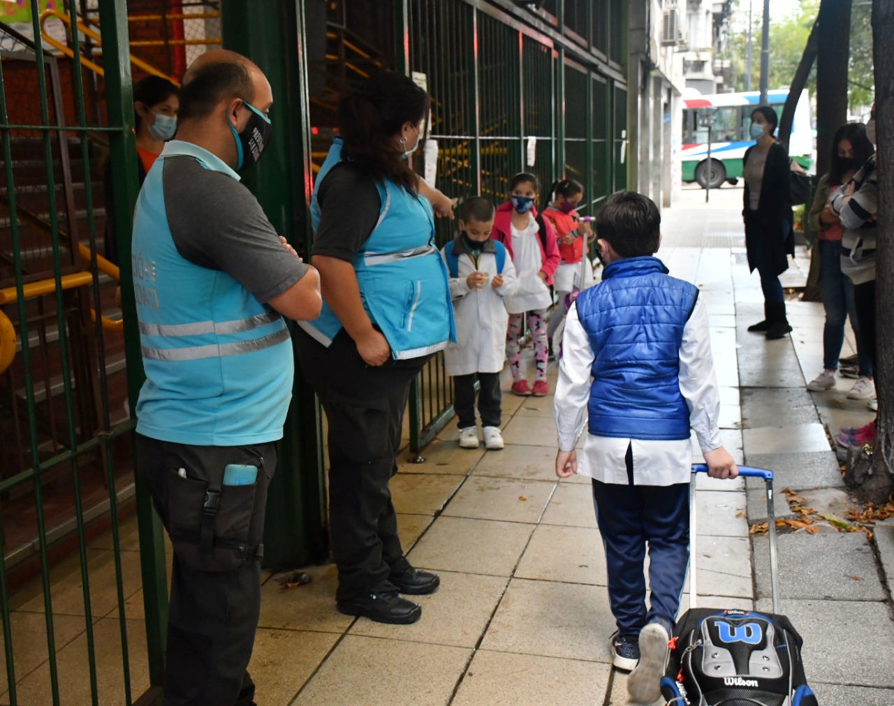 Vuelta a clases protegida: el 98% de las escuelas porteñas cuentan con senderos escolares