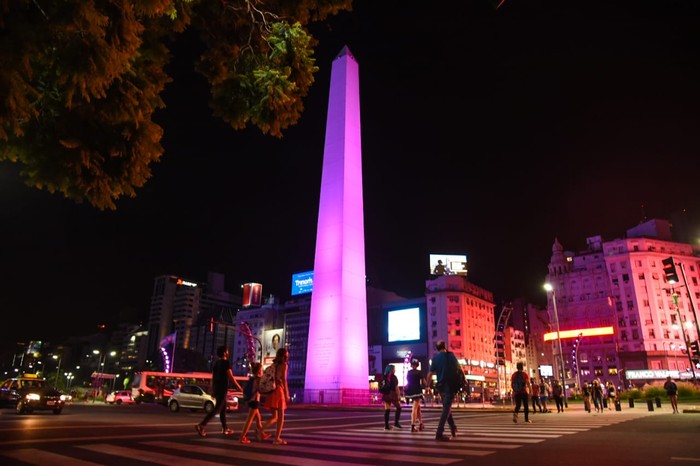 Se iluminan monumentos y realizan actividades por el Día Internacional de la Mujer