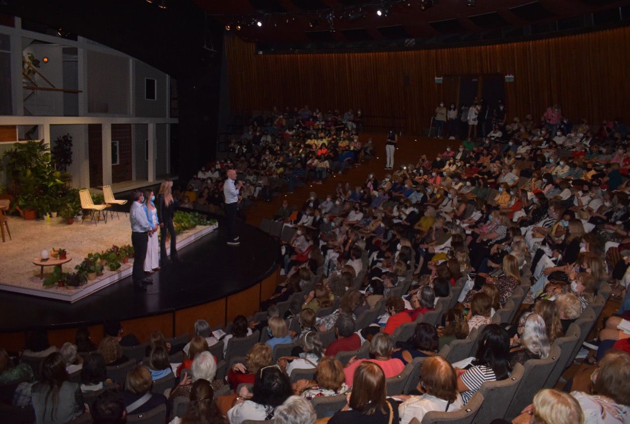 Más de 500 personas mayores disfrutaron la obra Cae la noche tropical en el teatro San Martín