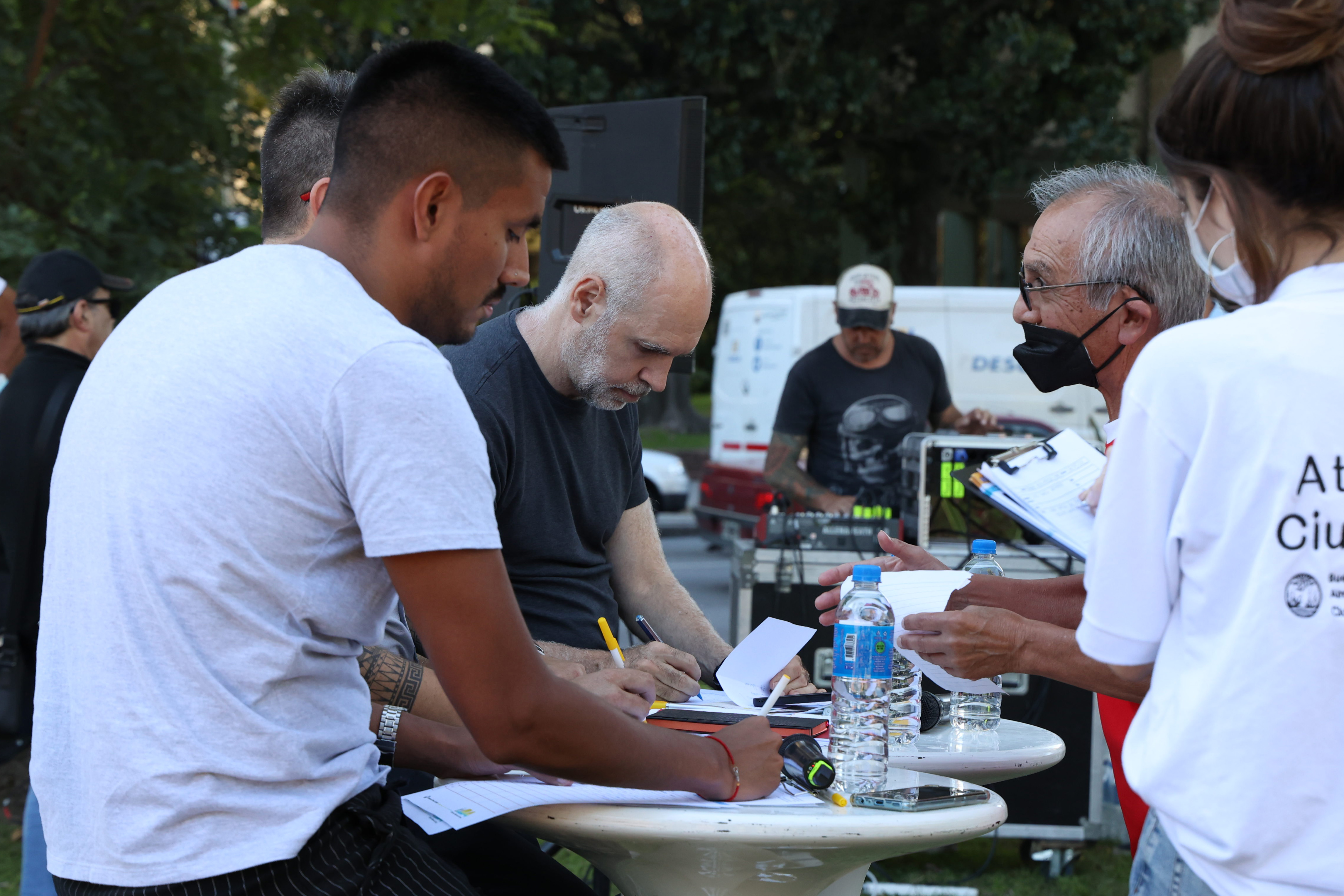 Reunión de vecinos y vecinas de Parque Avellaneda con Horacio