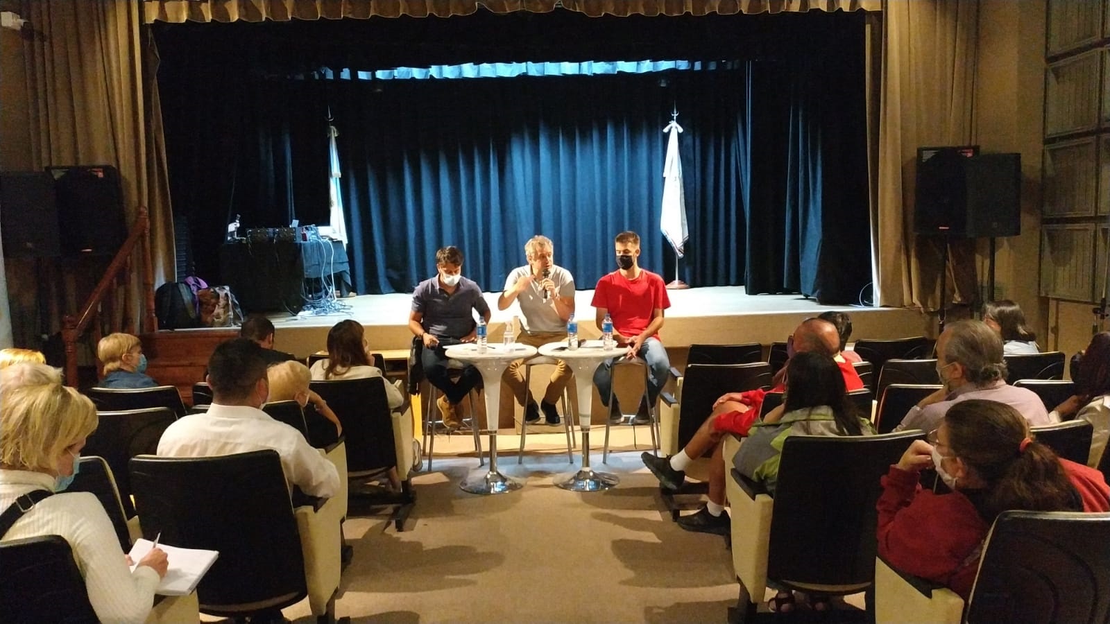 Reunión de vecinos y vecinas de Montserrat con Felipe