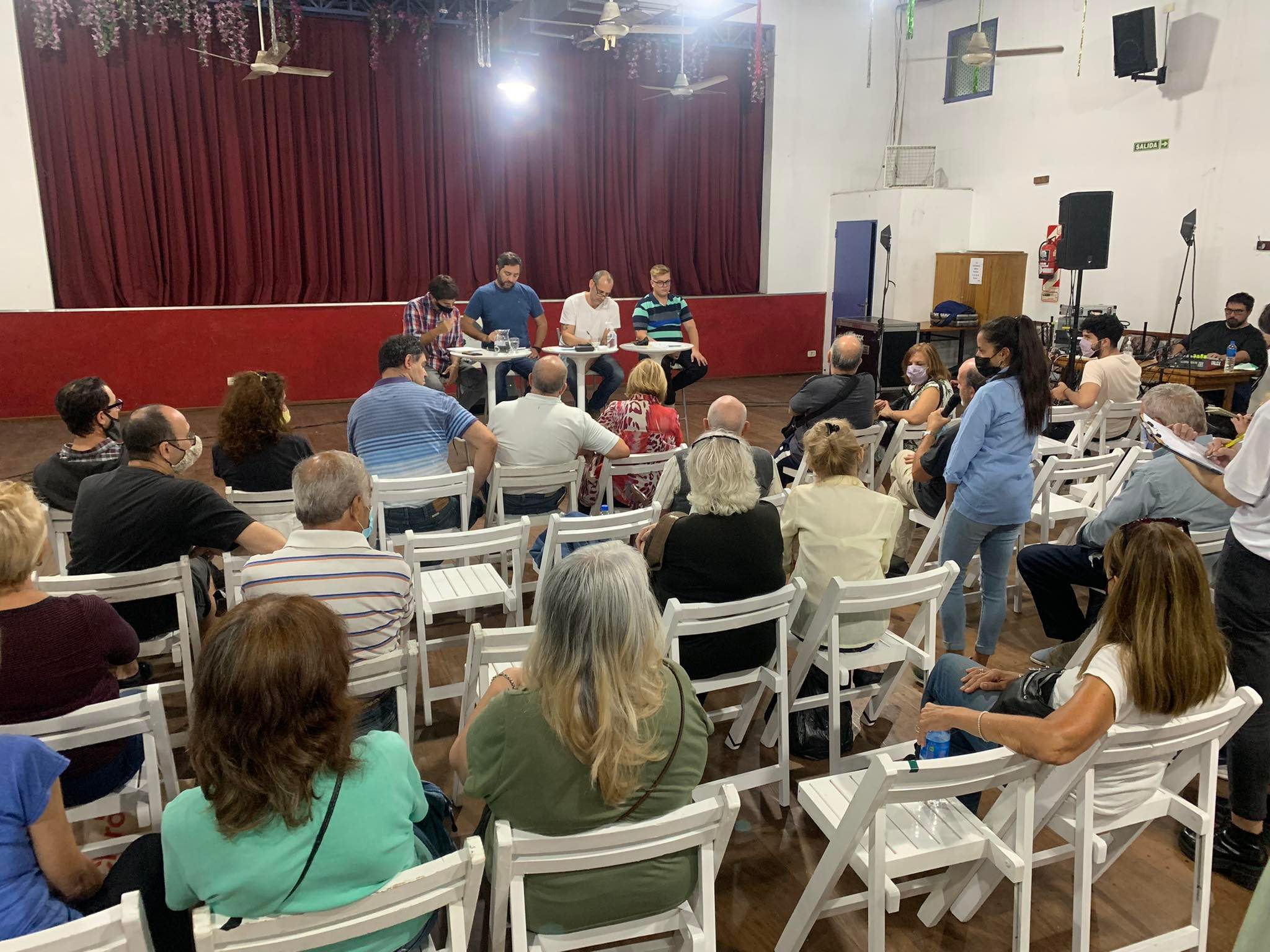 Reunión de vecinos y vecinas de Villa Luro