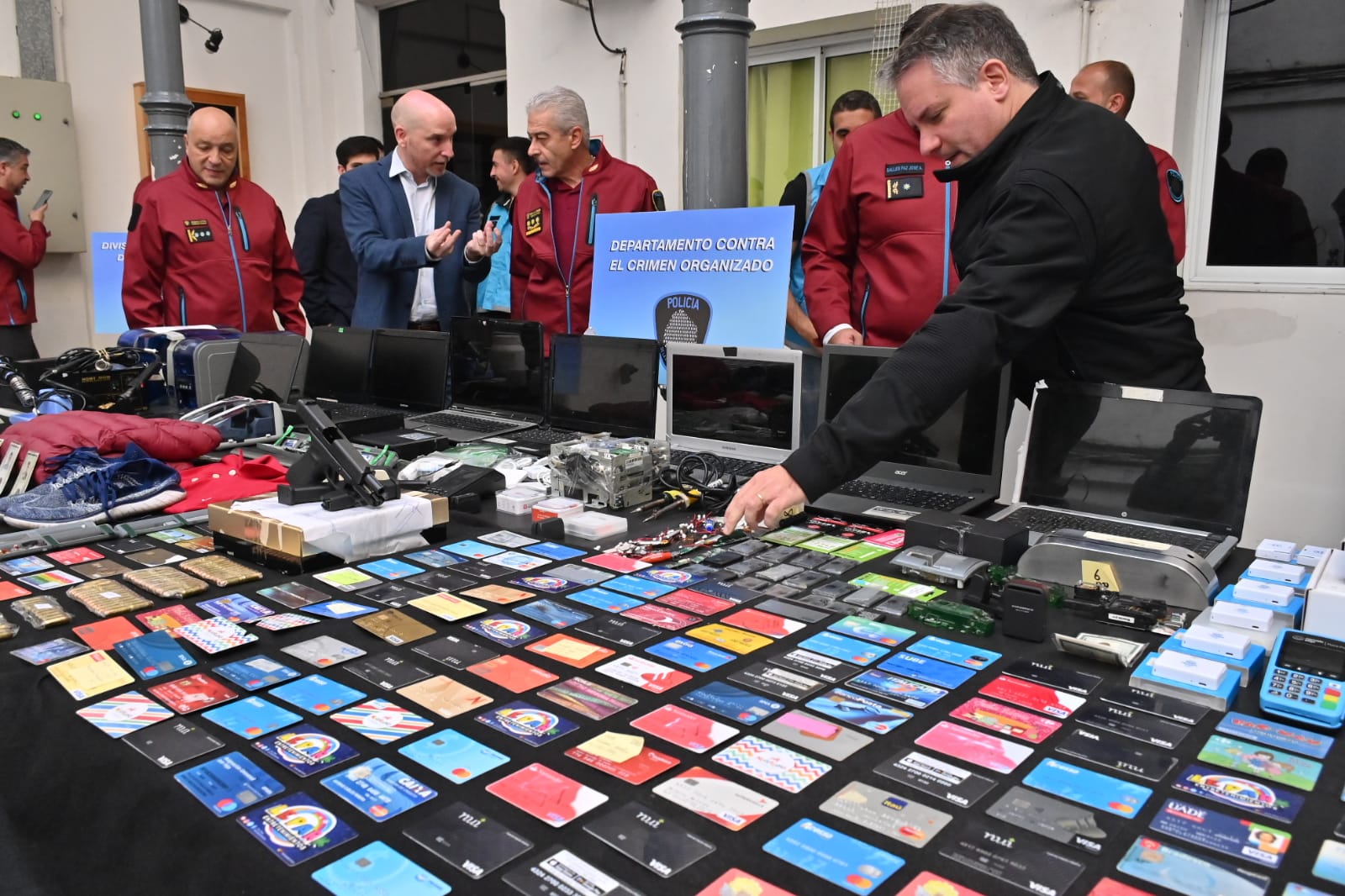 La Policía de la Ciudad desbarató una organización criminal que realizó estafas millonarias con tarjetas clonadas