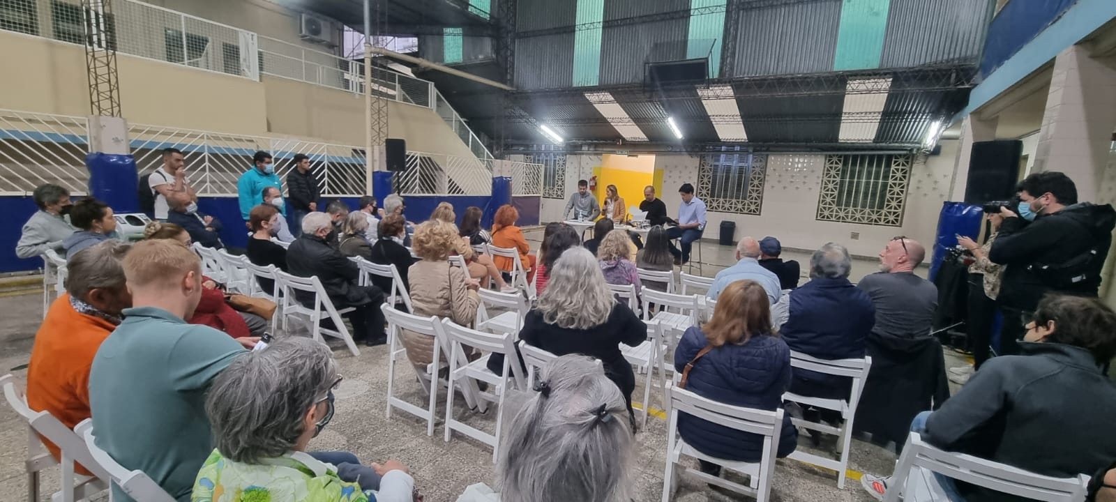 Reunión de vecinos y vecinas de Recoleta con Clara Muzzio