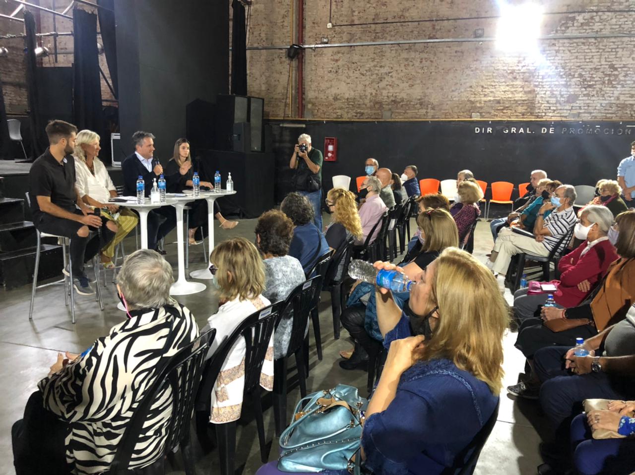 Reunión de vecinos y vecinas de San Cristóbal con Marcelo D'Alessandro