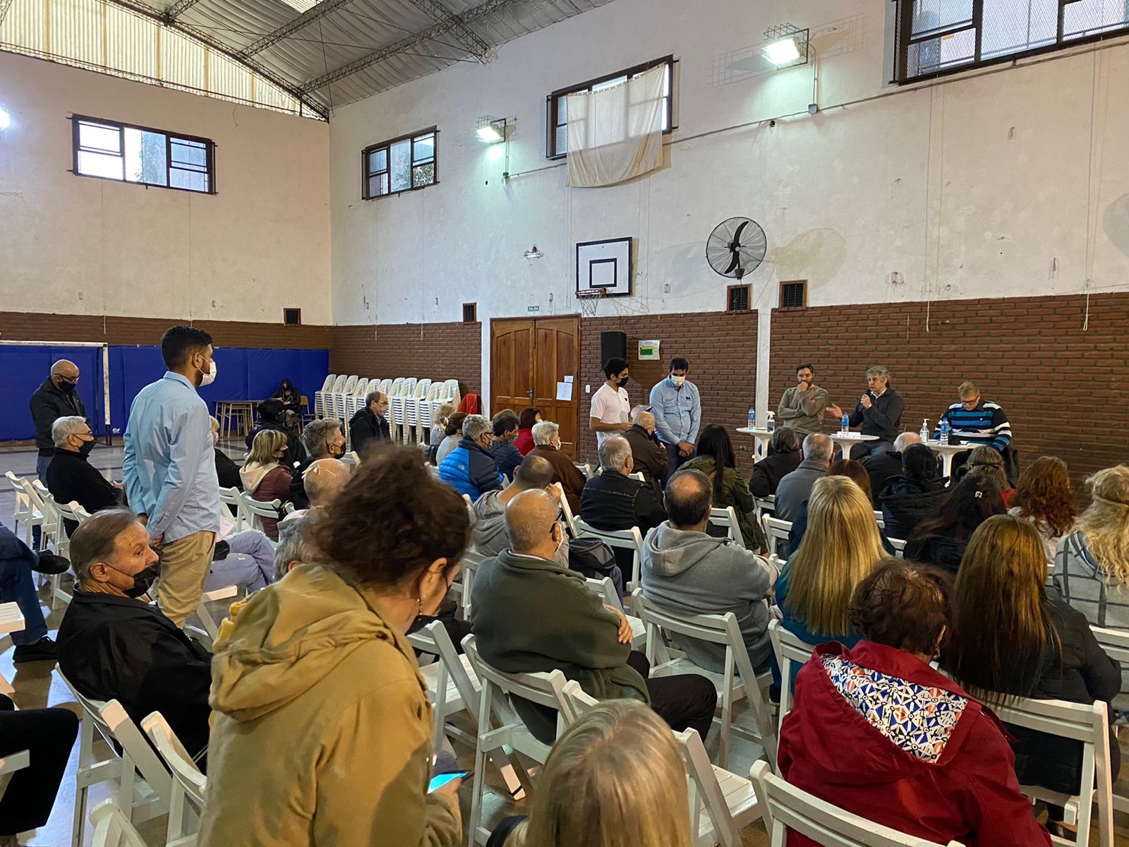 Reunión de vecinos y vecinas de Vélez Sarsfield con Felipe