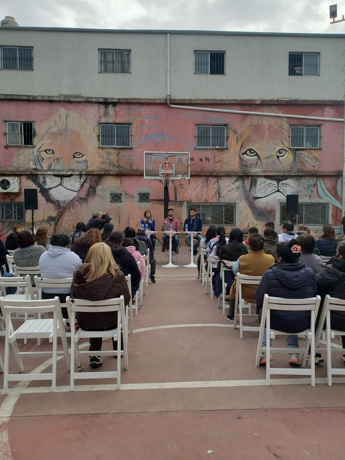 Reunión de vecinos y vecinas de Barrio 31 con María Migliore