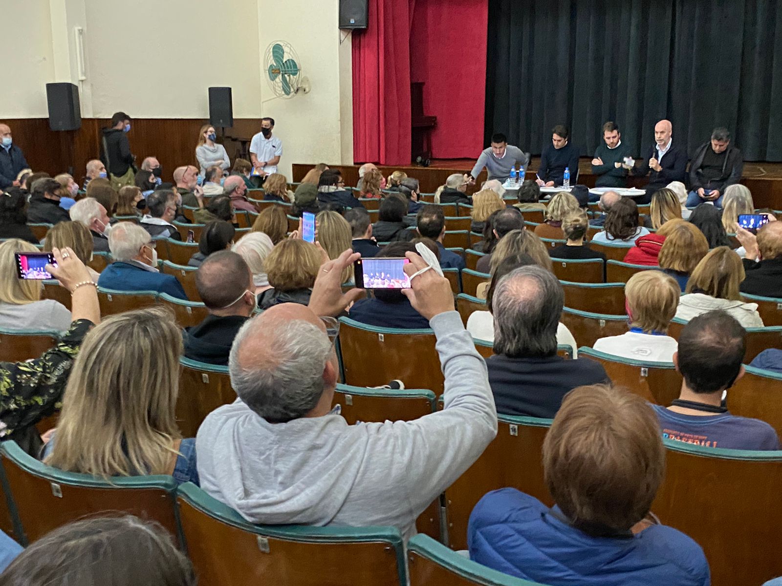 Reunión de vecinos y vecinas de Recoleta con Horacio