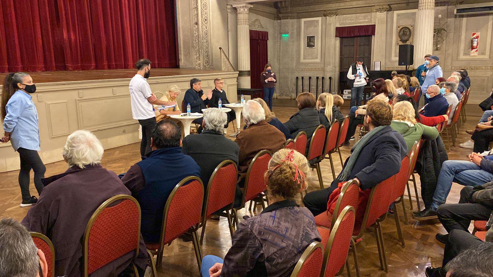 Una reunión de vecinos y vecinas de Balvanera con Jorge Macri