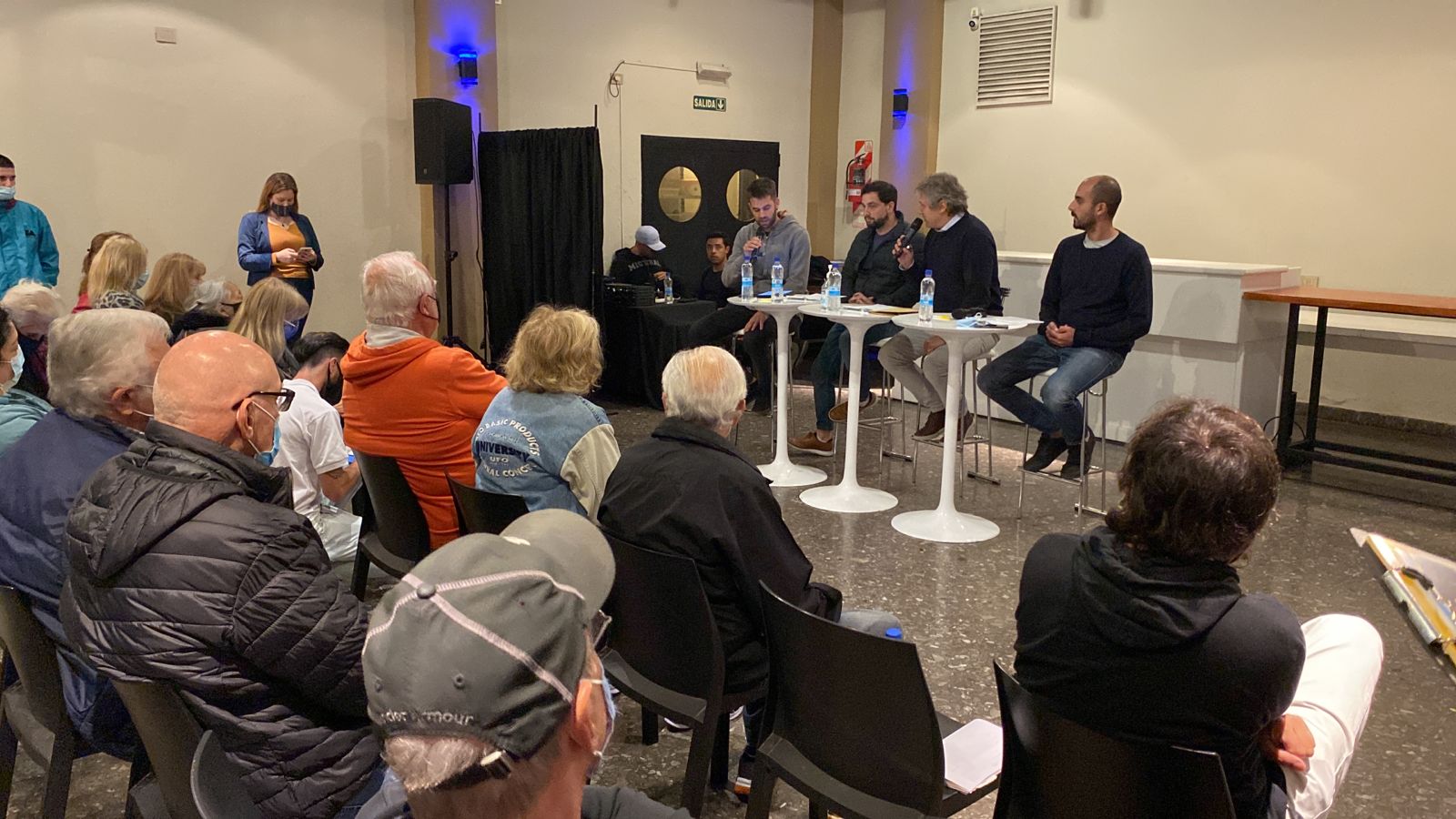 Reunión de vecinos y vecinas de Villa Santa Rita con Felipe