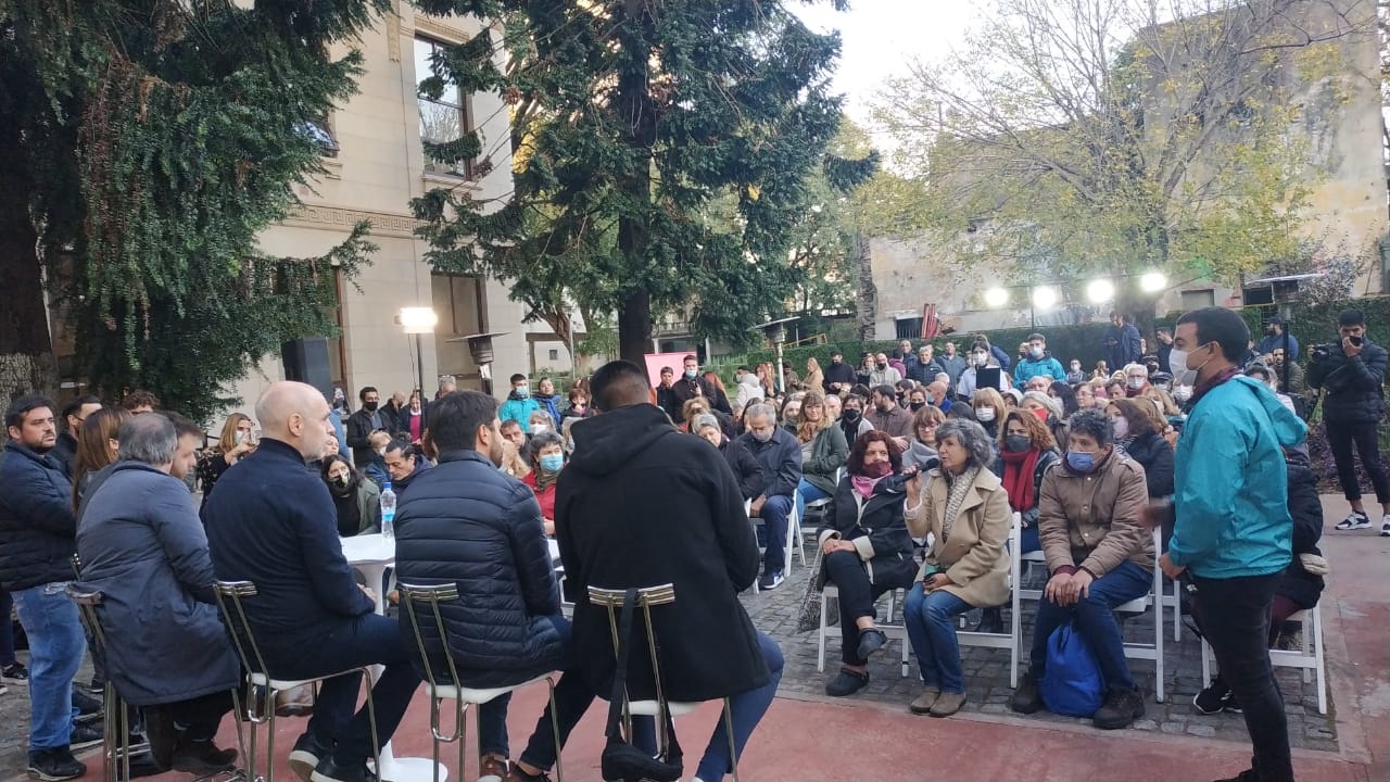 Reunión de vecinos y vecinas de San Telmo con Horacio
