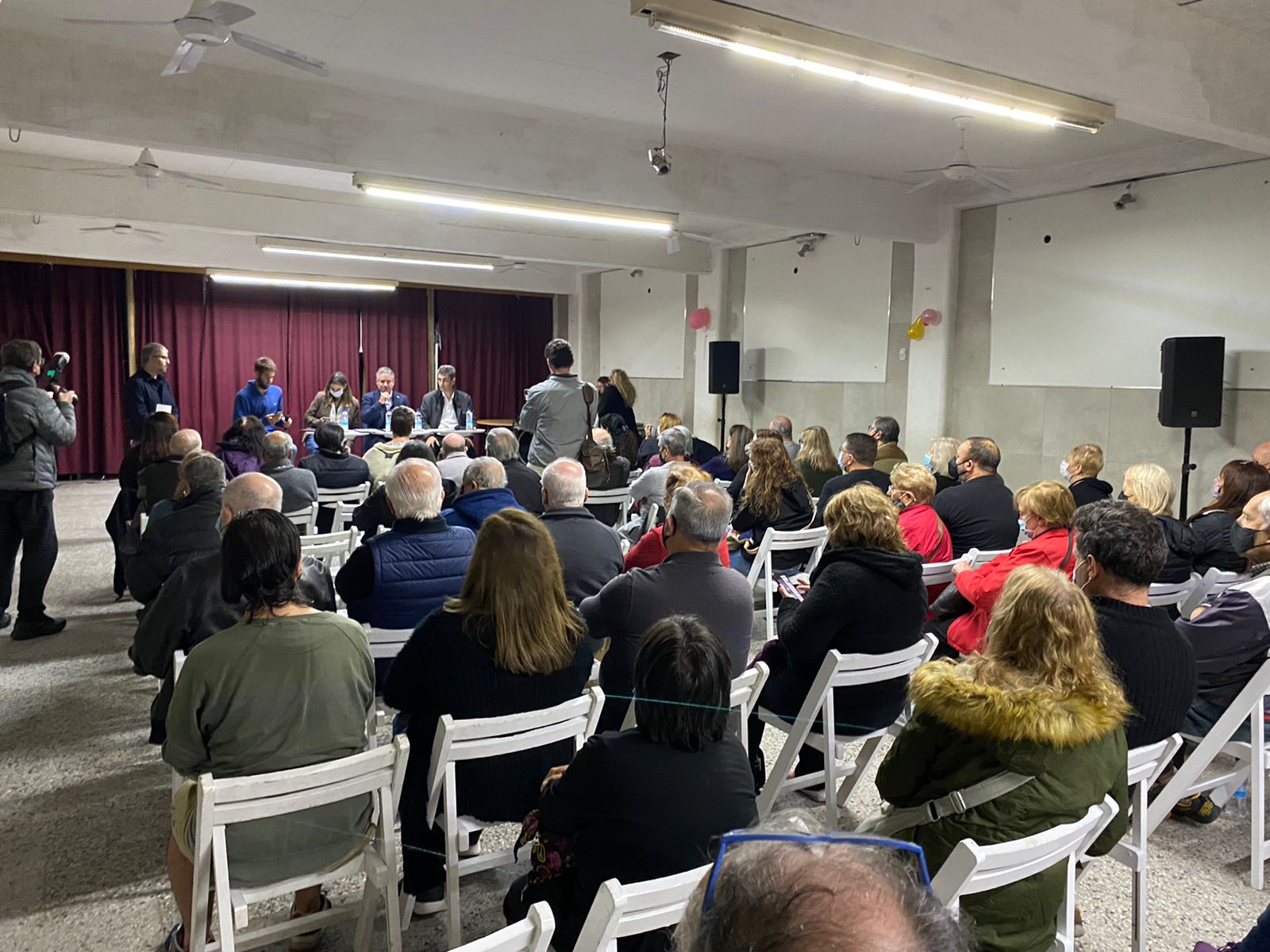 Reunión de vecinos y vecinas de Villa Pueyrredón con Marcelo D'Alessandro