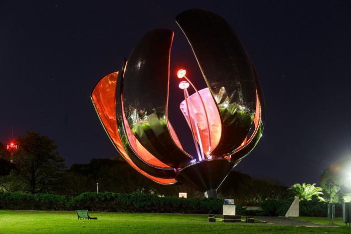 Se iluminan monumentos para concientizar sobre la lucha contra la Esclerosis Múltiple