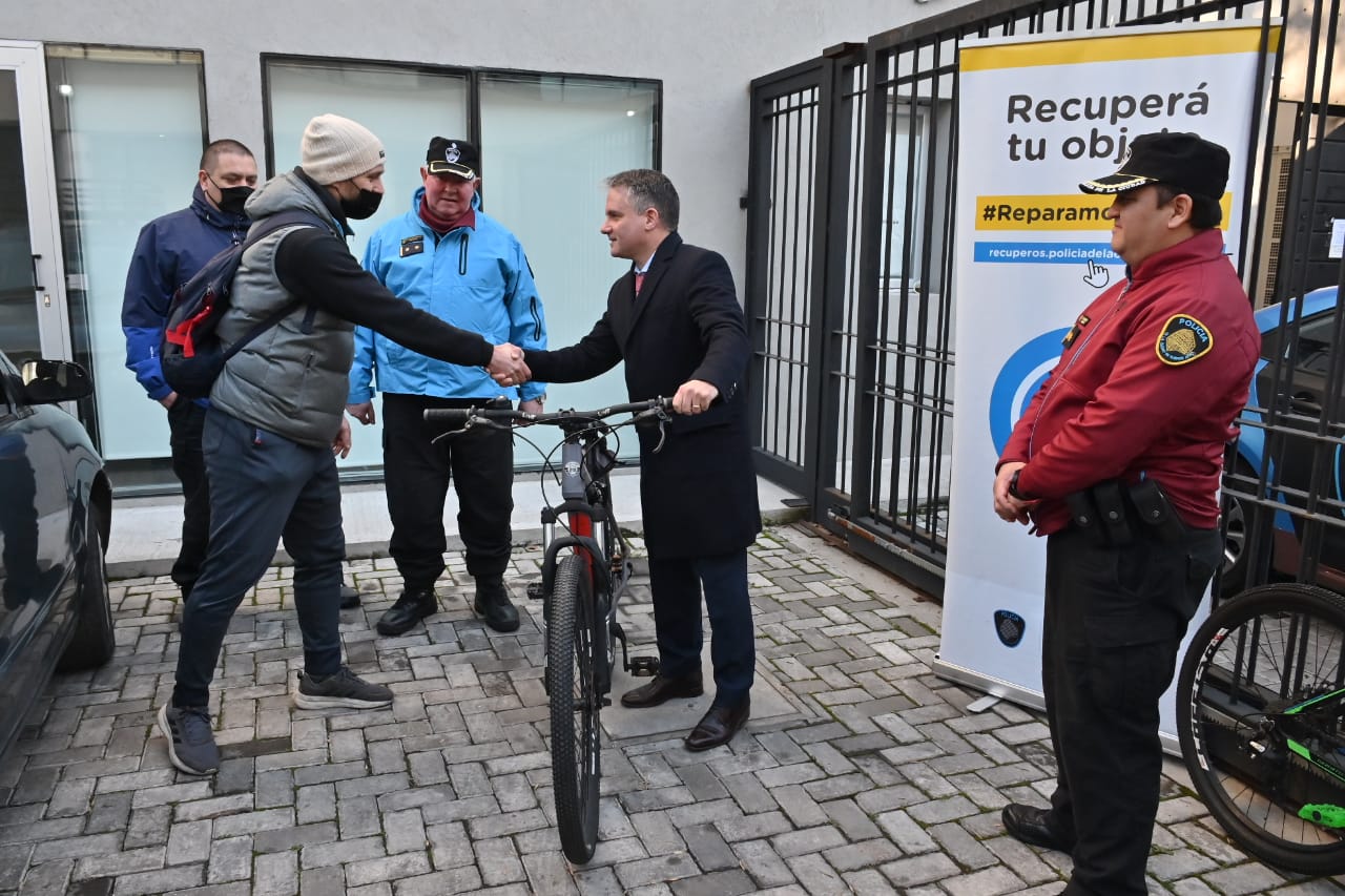 Un auto y dos bicicletas recuperados del delito fueron entregados a sus legítimos dueños