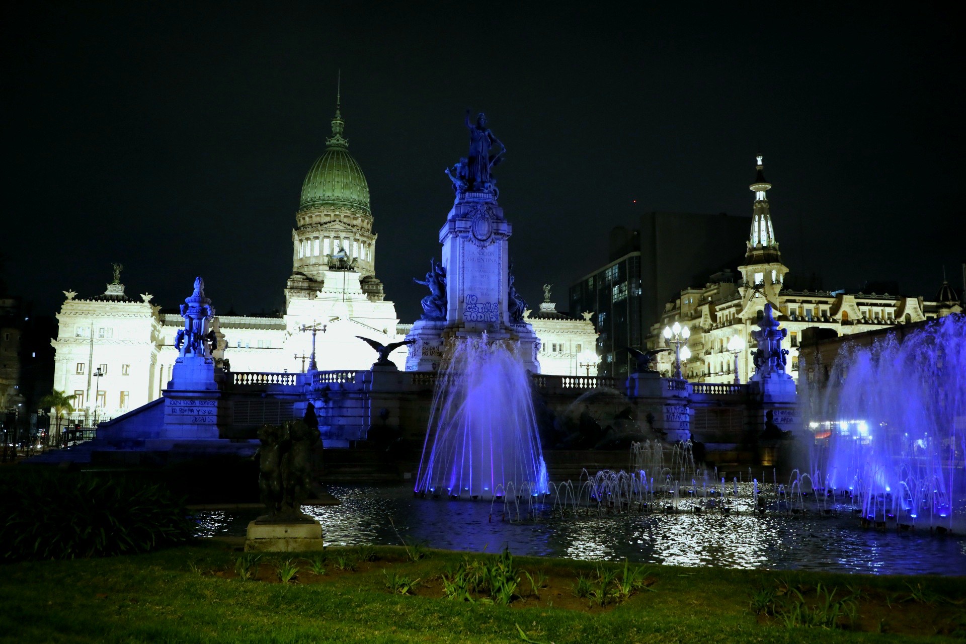 El Gobierno porteño concientizó sobre el síndrome de Tourette iluminando monumentos