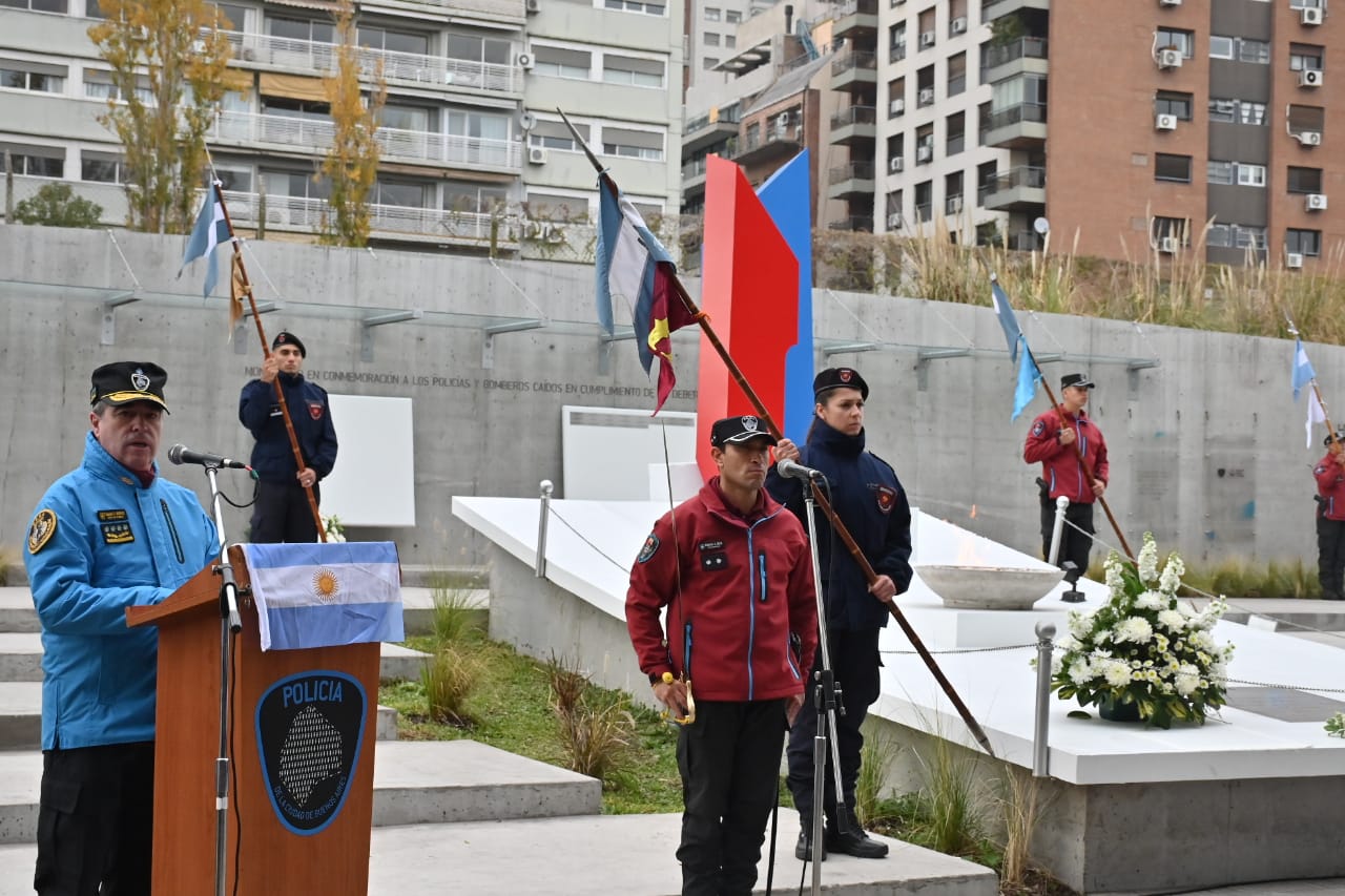 Homenaje a los Policías y Bomberos fallecidos por COVID
