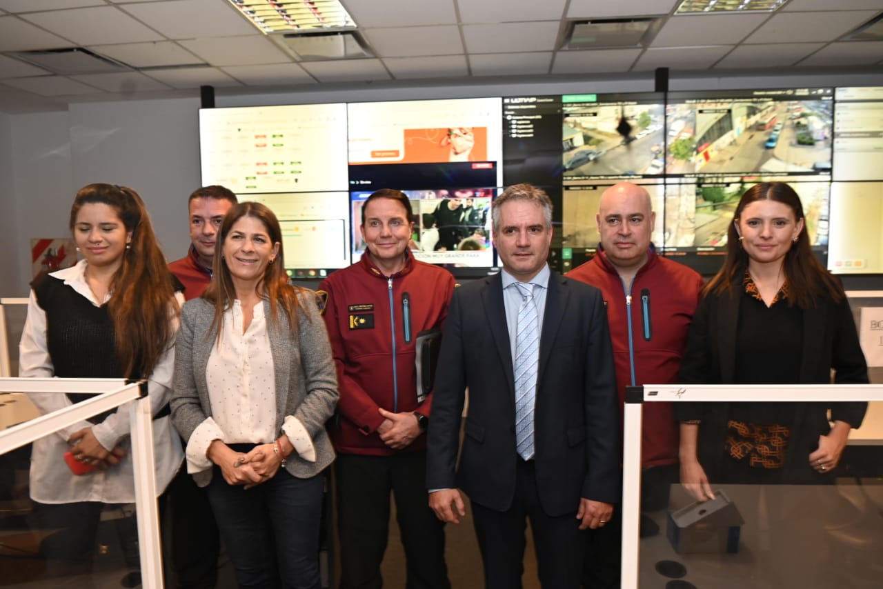 Visita y recorrida con la senadora Tagliaferri por la central de alarmas 