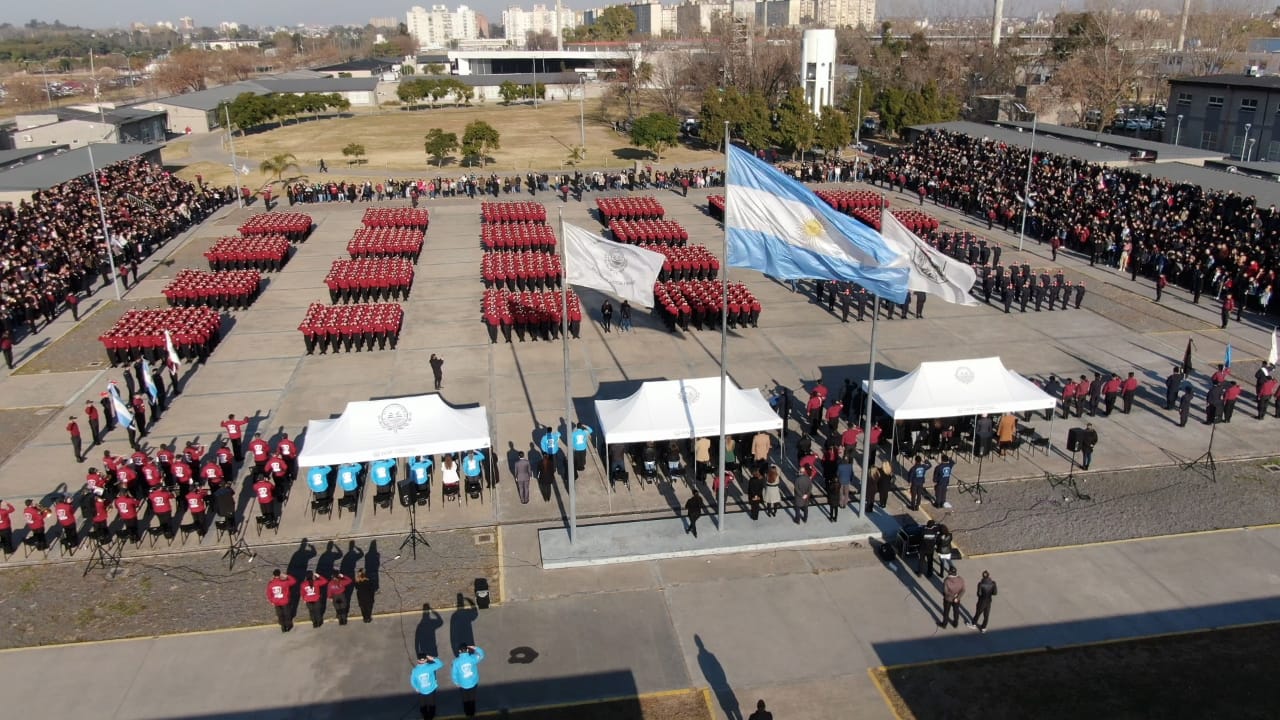 Cadetes de la Policía de la Ciudad y aspirantes a Bomberos de la Ciudad juraron fidelidad a la Bandera Nacional