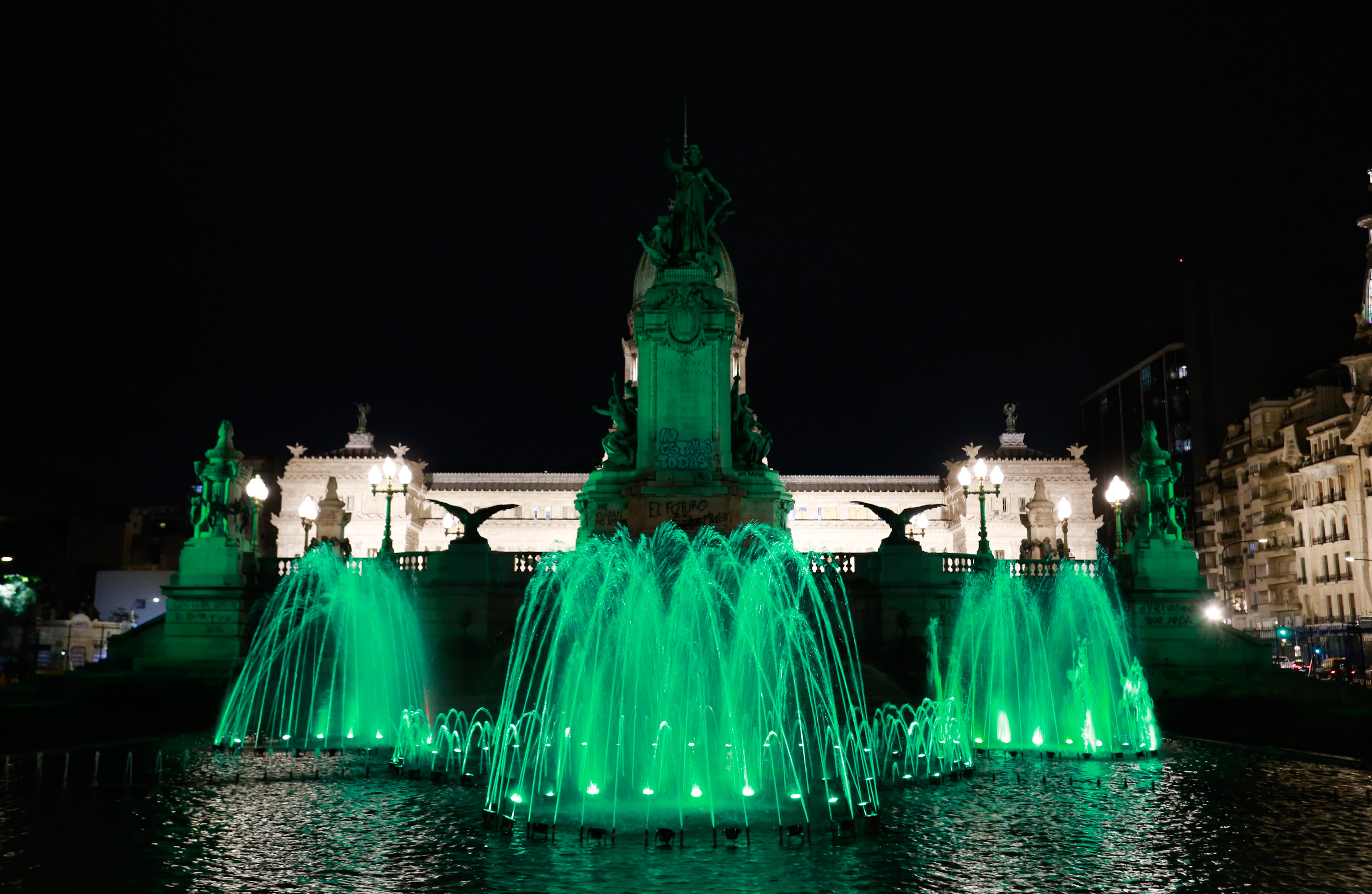 La Ciudad iluminó monumentos por el Día Mundial de la Lucha contra la ELA
