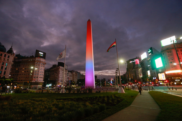 Día del Orgullo: la Ciudad ilumina el Obelisco con los colores de la bandera LGBTIQ+