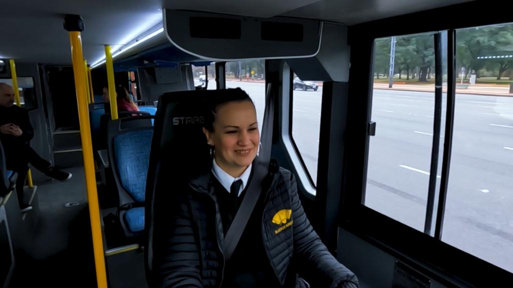 Bus turístico porteño: cumplió su sueño y es la primera mujer en manejarlo